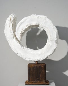 Flourish II - escultura de frita de vidrio blanca, texturada, abstracta, modernista y en capas