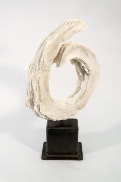 Flourish II – weiße, strukturierte, abstrakte, modernistische, geschichtete Glas frit-Skulptur