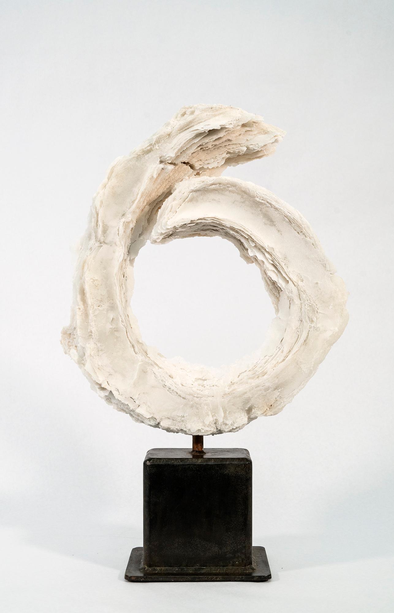 Abstract Sculpture Cheryl Wilson Smith - Sculpture en verre fondu blanc Flourish II, texturée, abstraite et moderniste