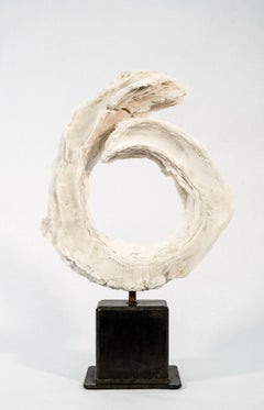 Flourish II – weiße, strukturierte, abstrakte, modernistische, geschichtete Glas frit-Skulptur