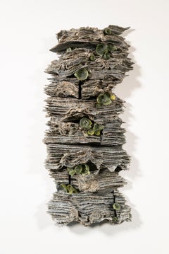 Mossy Outcrop – graues, grünes, strukturiertes, geschichtetes Glas, Wandrelief, Skulptur