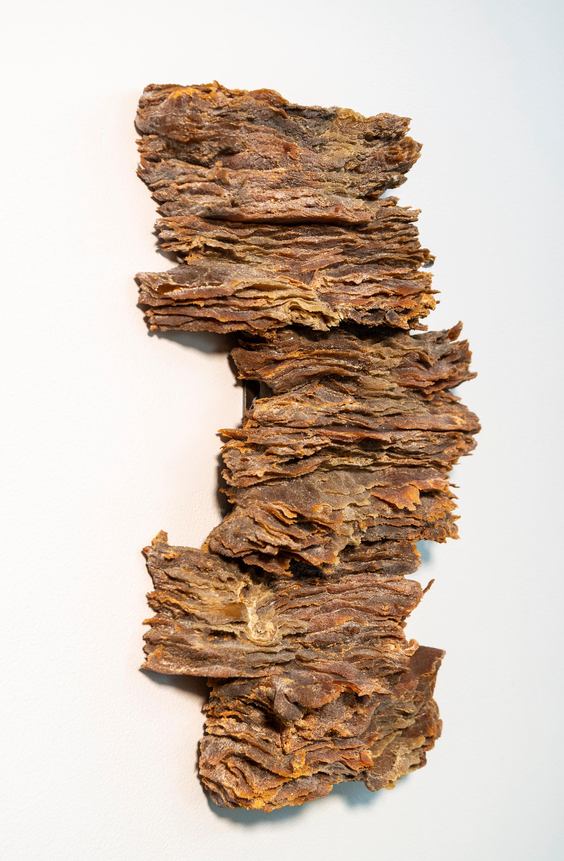 Outcrop No 10 - verre jaune, brun, texturé, stratifié, relief mural sculpté - Contemporain Sculpture par Cheryl Wilson Smith