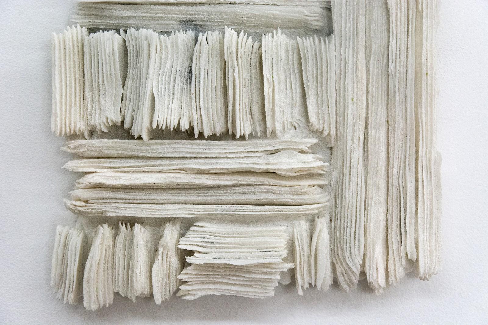 Leyendo entre líneas - escultura mural de vidrio modernista, blanca y texturizada en venta 1