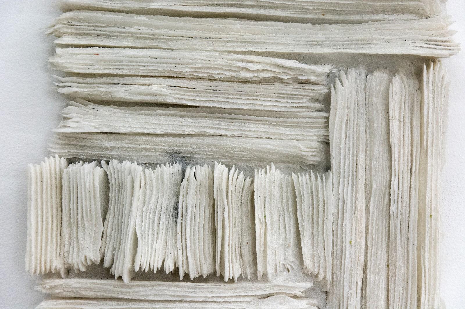 Leyendo entre líneas - escultura mural de vidrio modernista, blanca y texturizada en venta 2