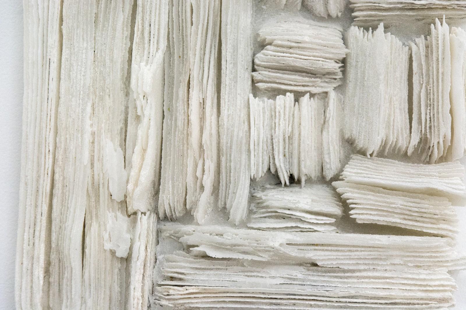 Leyendo entre líneas - escultura mural de vidrio modernista, blanca y texturizada en venta 3
