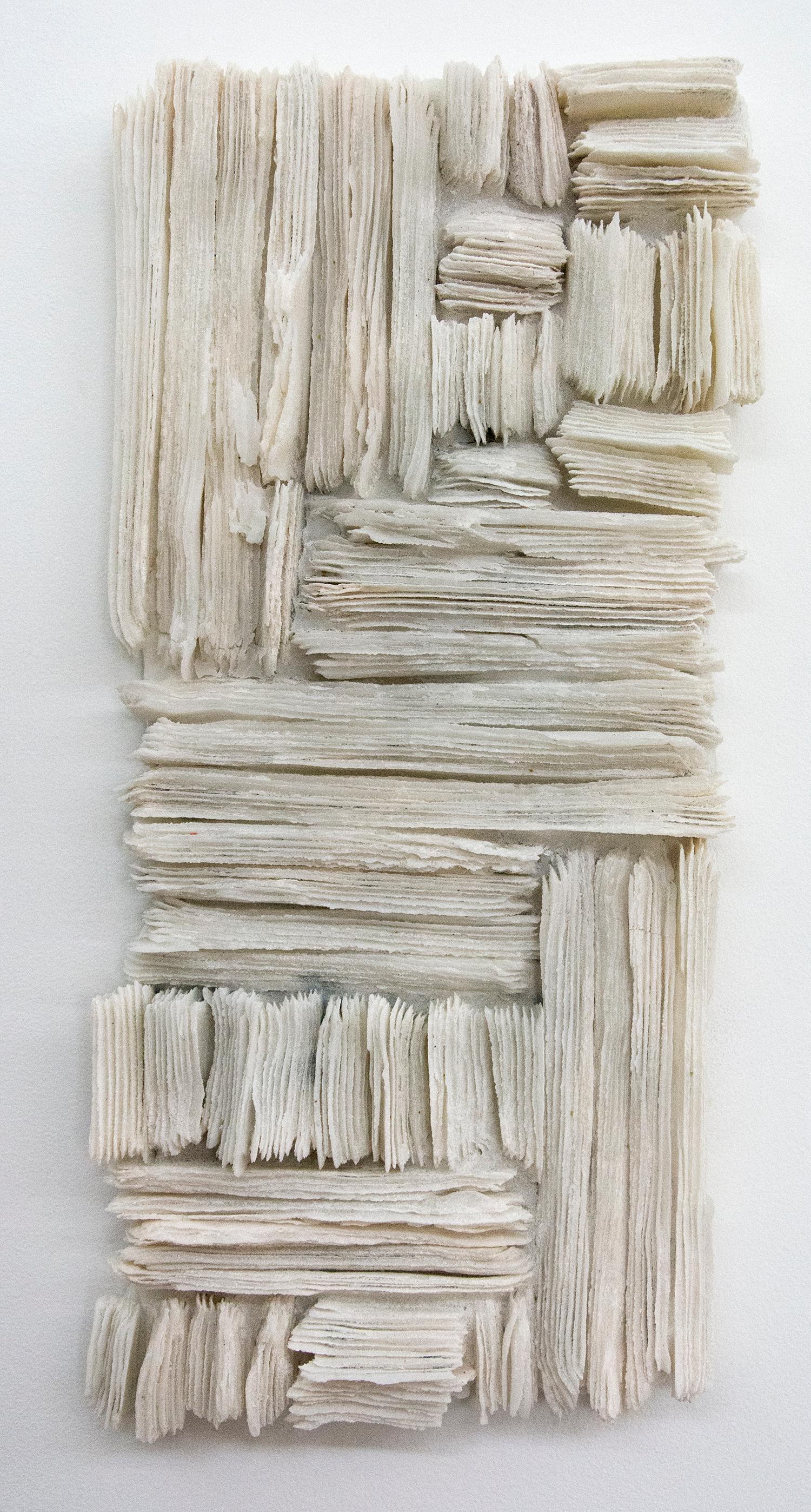 Leyendo entre líneas - escultura mural de vidrio modernista, blanca y texturizada - Sculpture Contemporáneo de Cheryl Wilson Smith