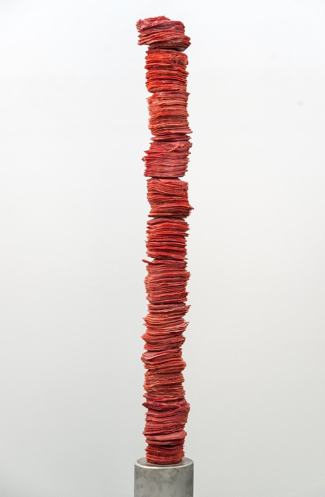 Rising Trio – hohe, dynamische, strukturierte, rote Glasskulptur mit Säulen (Zeitgenössisch), Sculpture, von Cheryl Wilson Smith