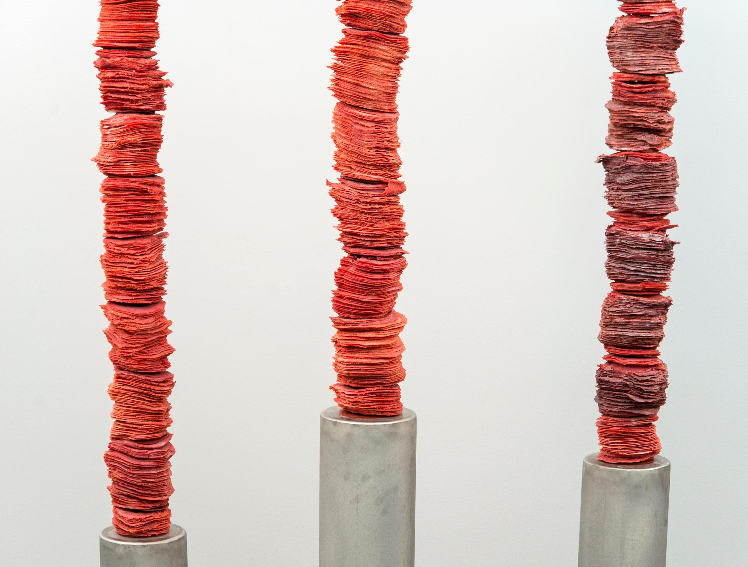 Rising Trio – hohe, dynamische, strukturierte, rote Glasskulptur mit Säulen