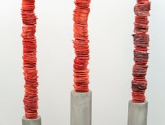 Trio Rising - sculpture à colonnes en verre rouge, haute, dynamique, texturée