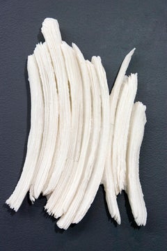 Whiting - sculpture murale en verre texturé, blanc, moderniste, stratifié, contemporain