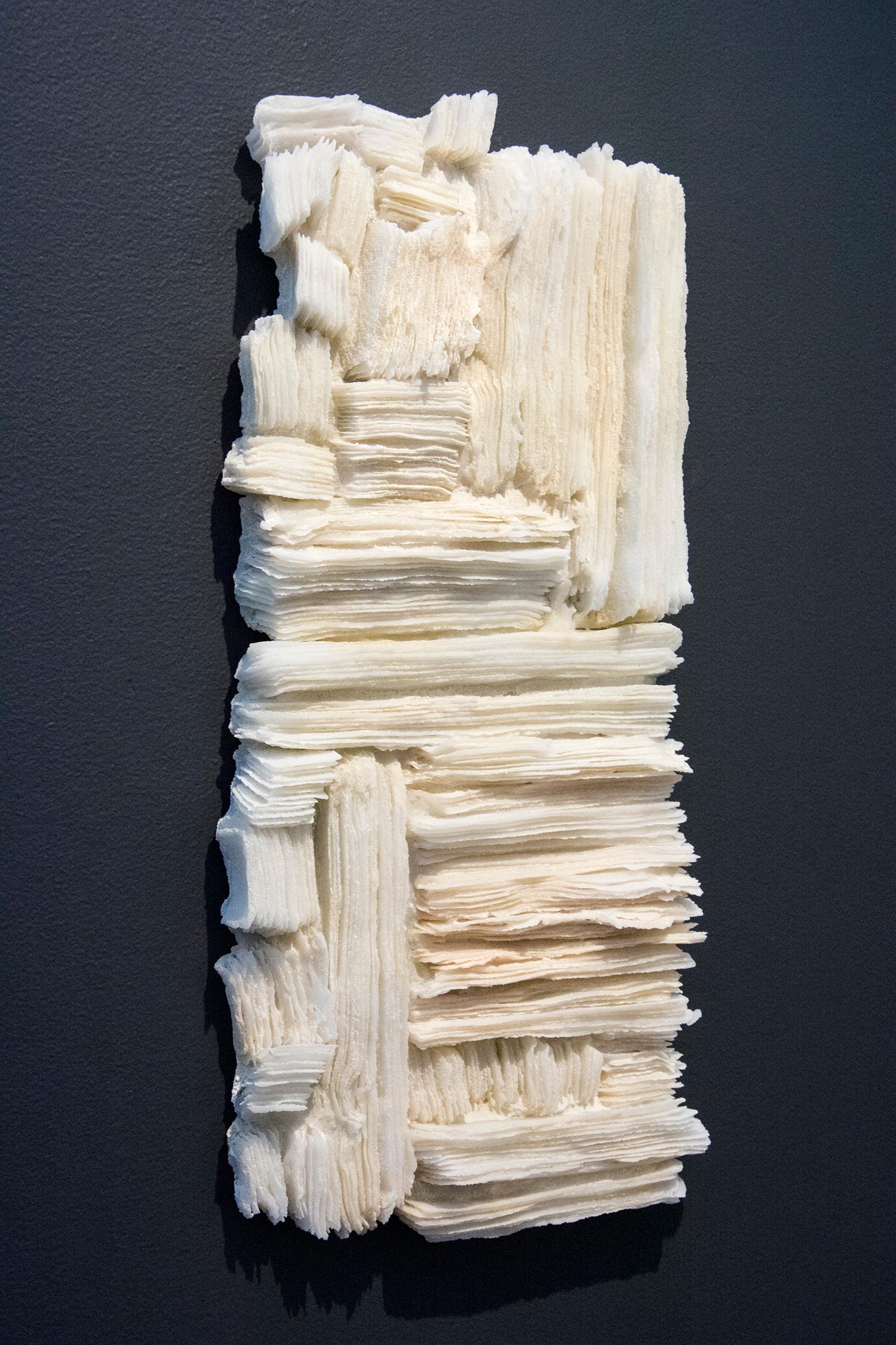 Verdades e ilusiones - escultura mural de vidrio modernista, blanca y con textura en venta 4