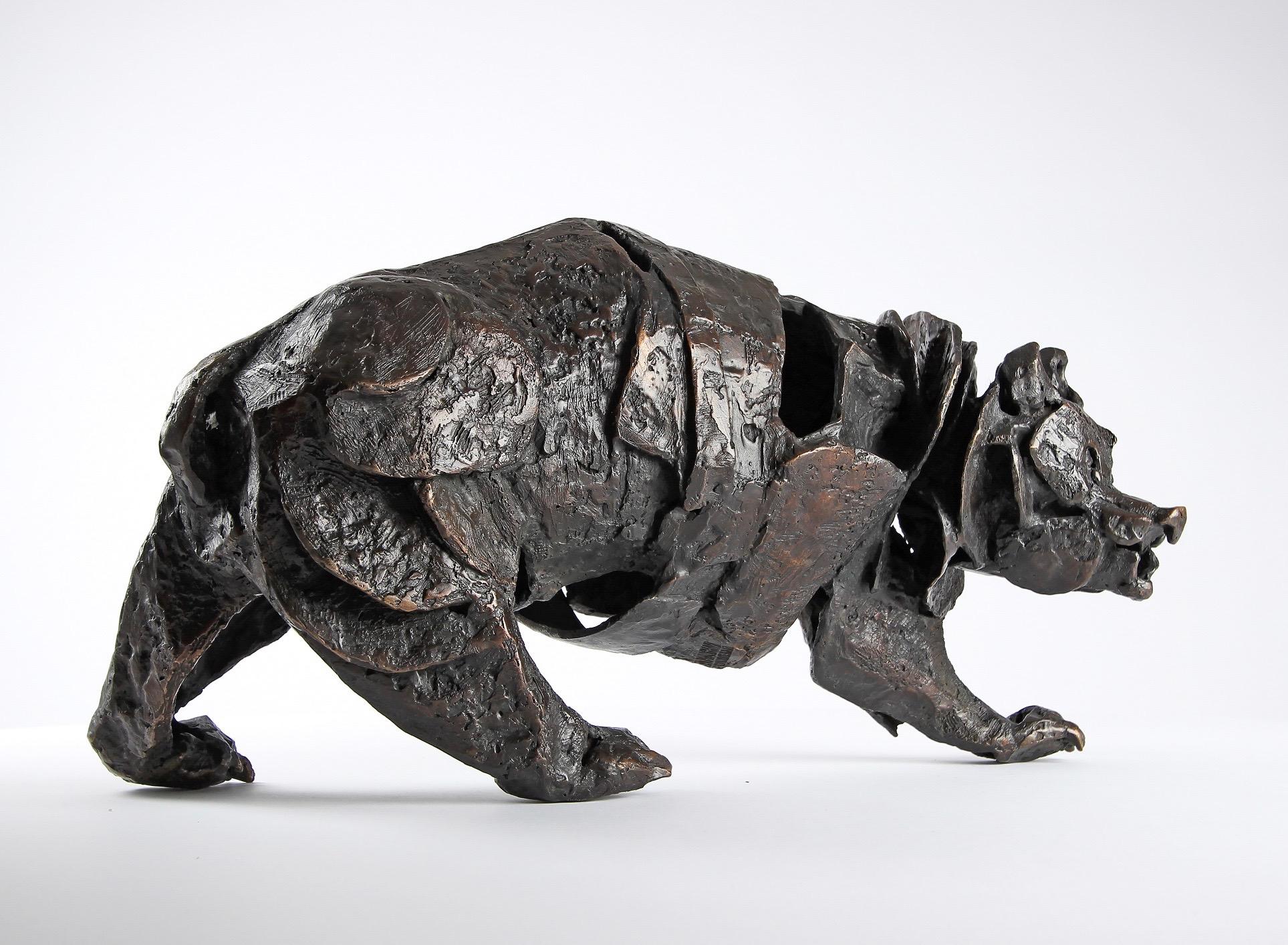Assembly Bear, einmalige Bronzeskulptur des französischen zeitgenössischen Bildhauers Chésade. 18 cm × 40 cm × 23 cm.
Die Bronzeskulpturen von Chésade zeichnen sich durch eine sehr taktile und erzählerische Oberfläche aus, bei der ein einziges