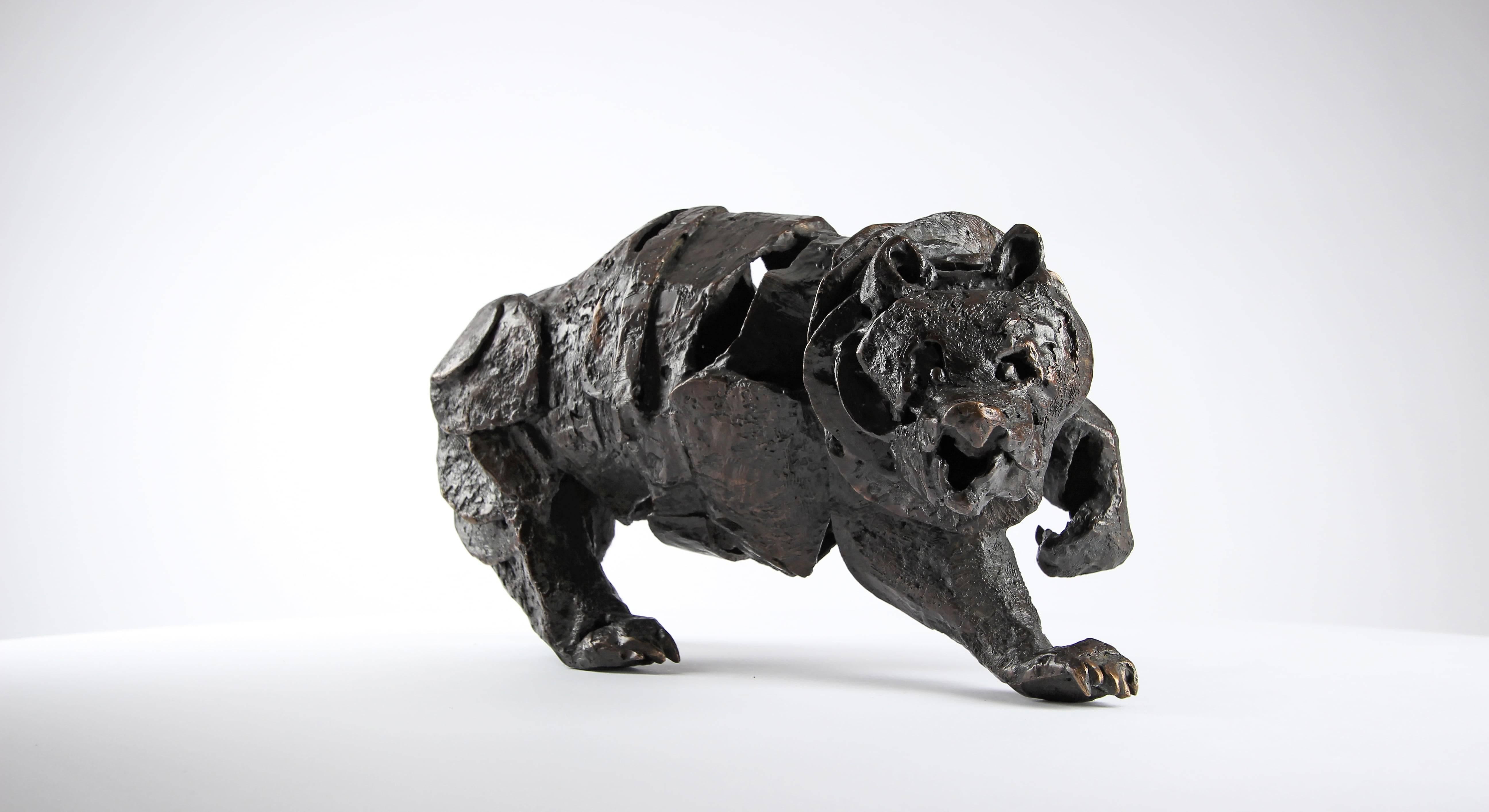 Bear Assembly - Sculpture contemporaine en bronze d'un ours - Or Figurative Sculpture par Chésade