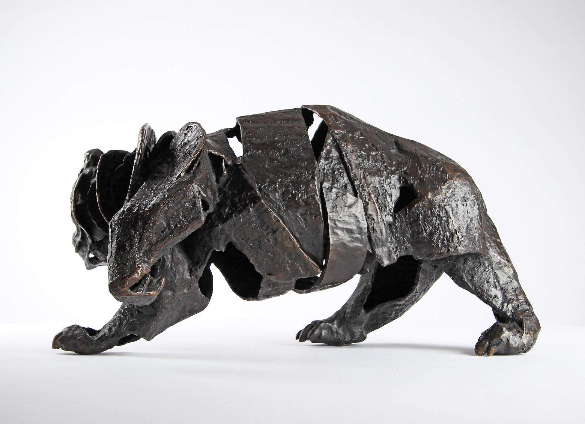 Bear Assembly - Sculpture contemporaine en bronze d'un ours en vente 1