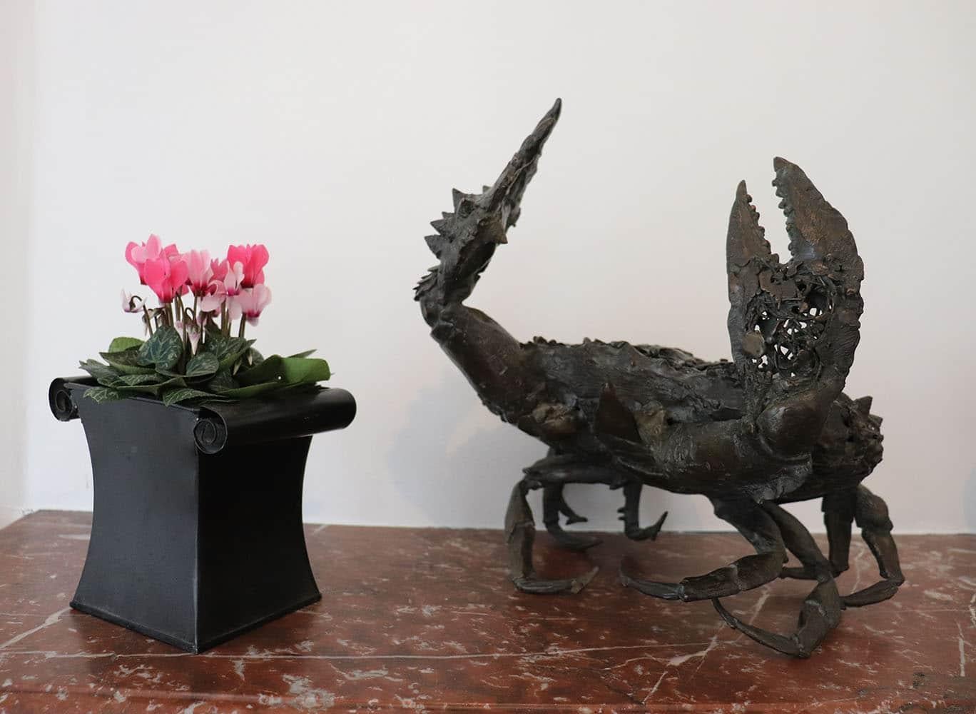 Crabe aux pattelas is a unique bronze sculpture by contemporary artist Chésade, dimensions are 38 × 31 × 30 cm (15 × 12.2 × 11.8 in). The sculpture is signed and comes with a certificate of authenticity.

This sculpture is representative of the