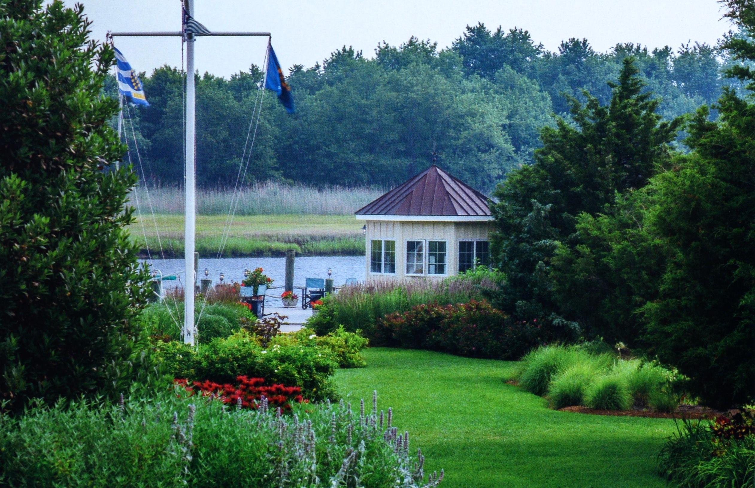 Chesapeake Gardening and Landscaping par Barbara W. Ellis, 1ère édition certifiée. en vente 2