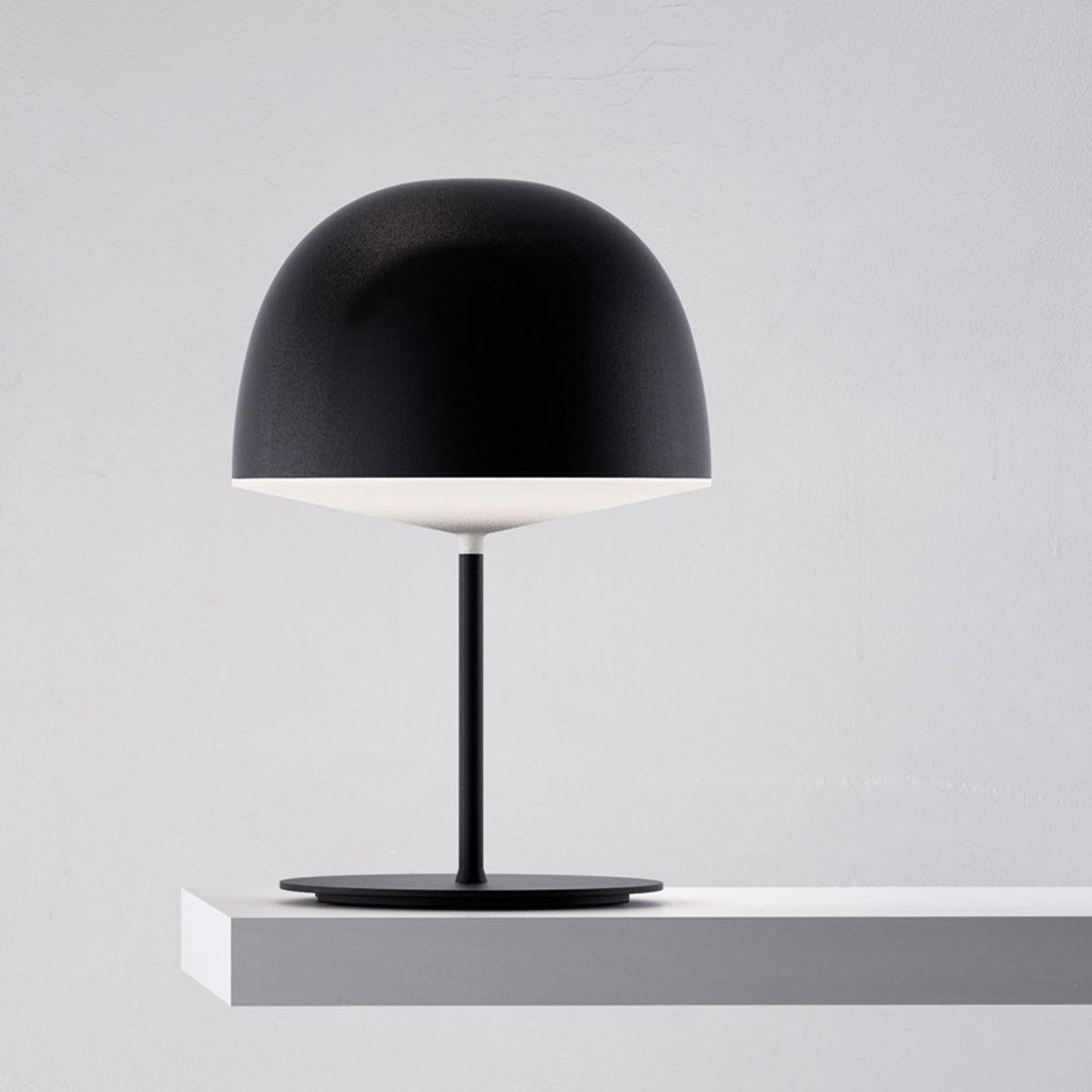 Elle fait écho à l'empreinte nordique du Studio par sa simplicité et ses aspects fonctionnels. Le diffuseur en polycarbonate opalin assure un éclairage doux, tandis que le diffuseur coloré diffuse la lumière vers le bas dans les versions de table et