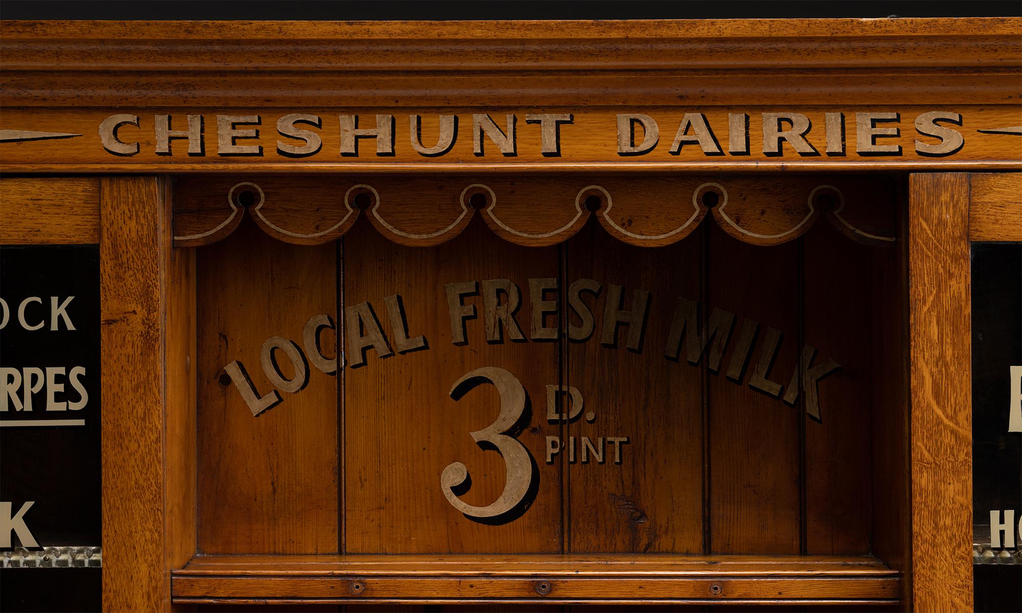 Vitrine pour Dairies de Cheshunt, Angleterre, datant d'environ 1910 Bon état - En vente à Culver City, CA