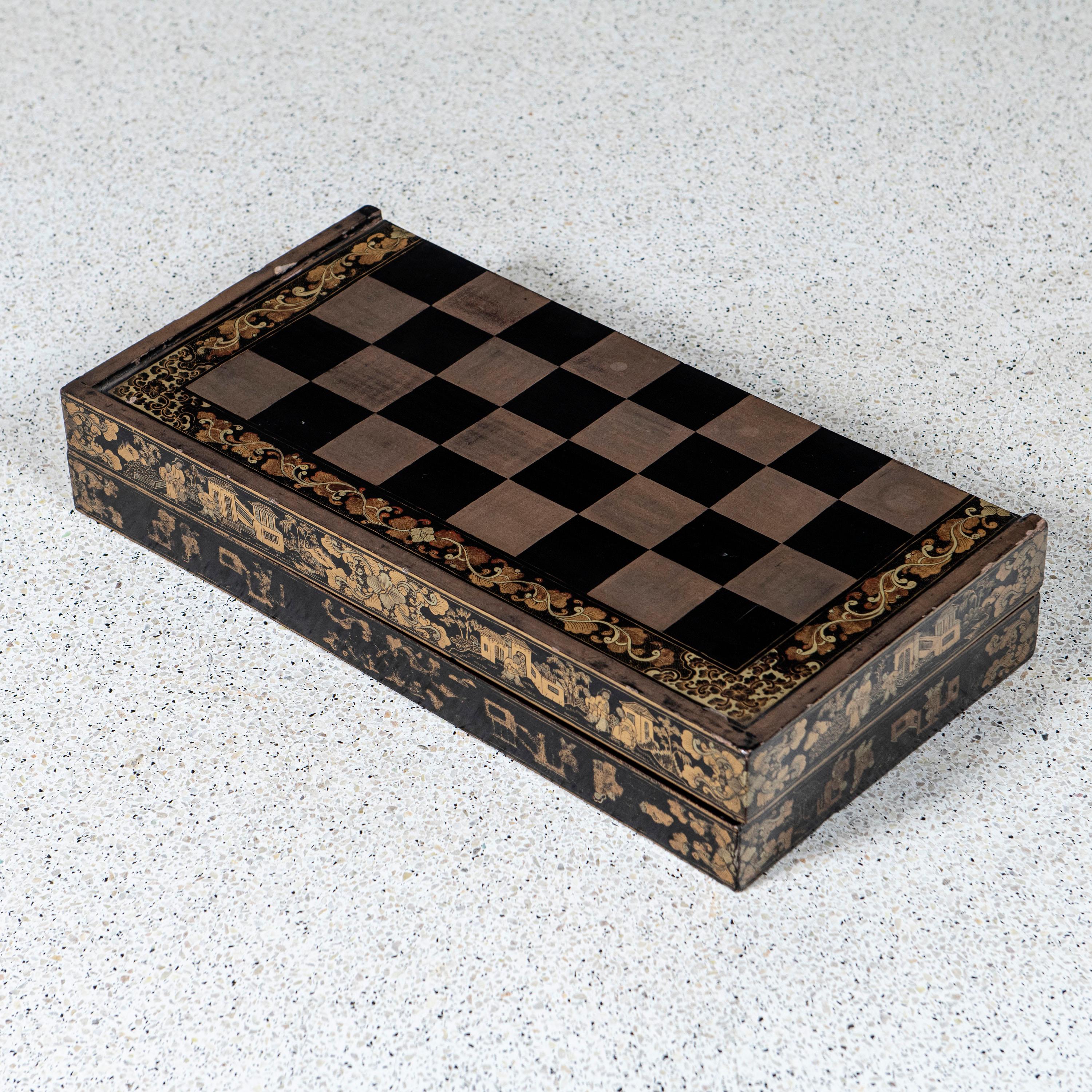 Chinois Planche en bois laqué échecs et backgammon, Chine, fin du 19e siècle. en vente