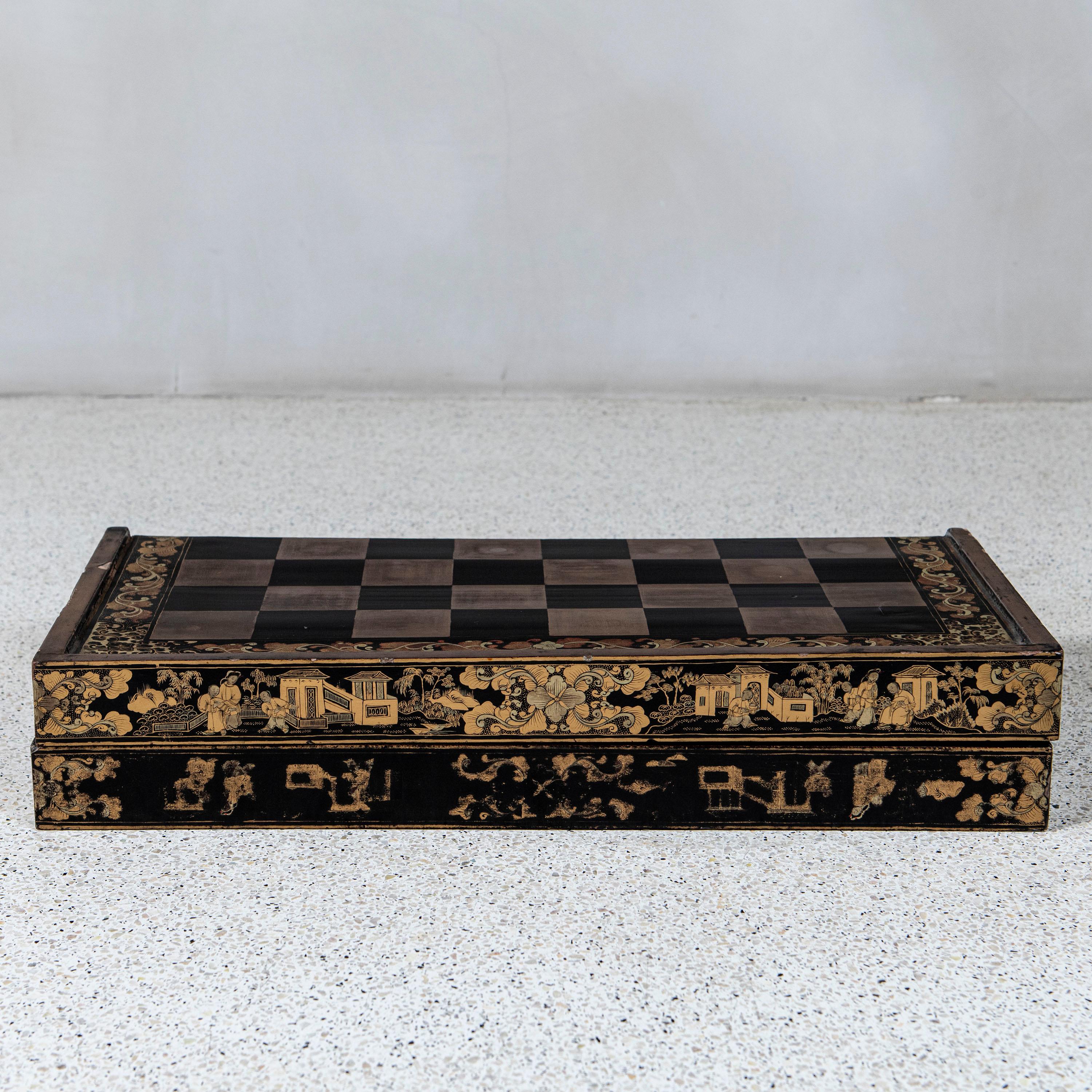 Laqué Planche en bois laqué échecs et backgammon, Chine, fin du 19e siècle. en vente