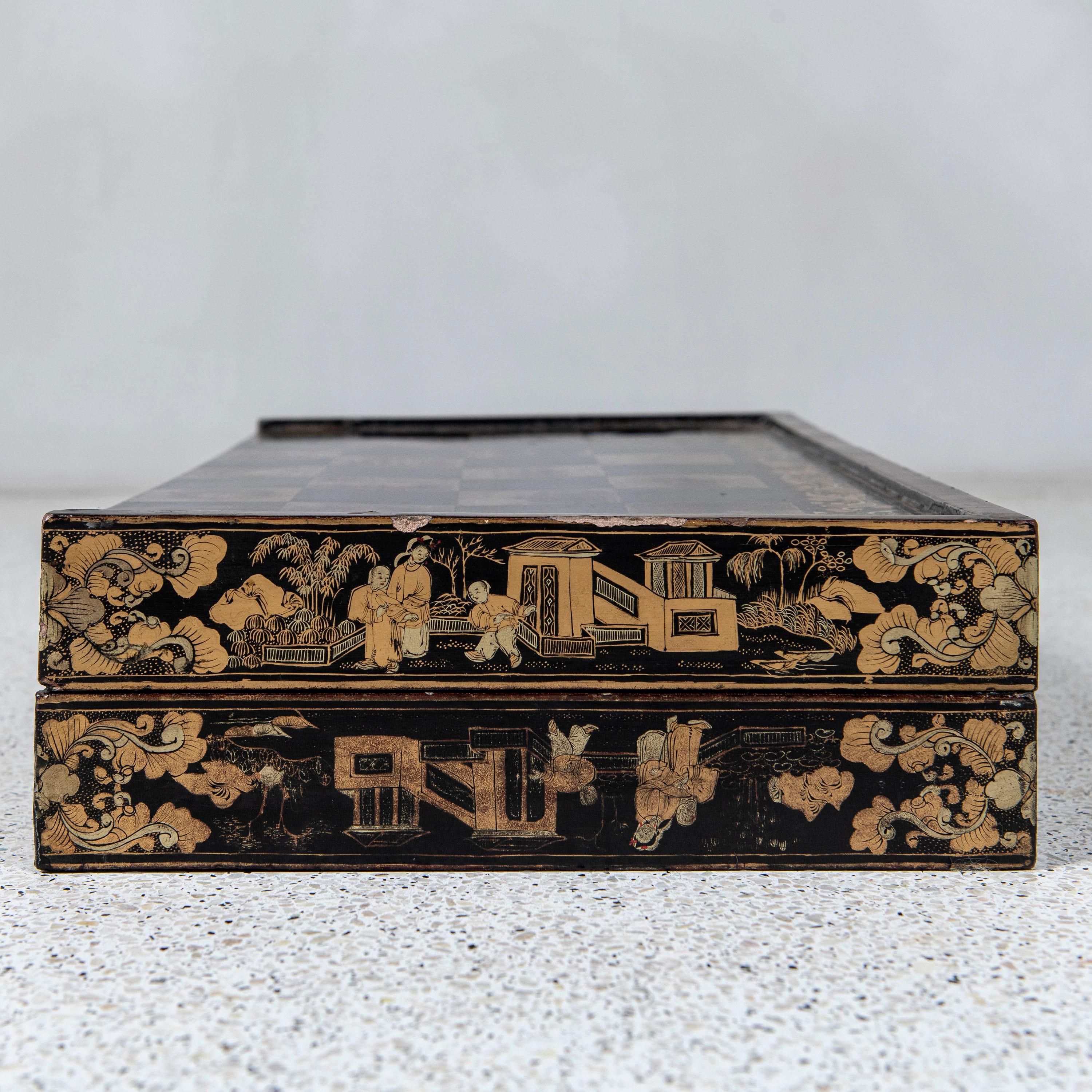 Pierre Planche en bois laqué échecs et backgammon, Chine, fin du 19e siècle. en vente