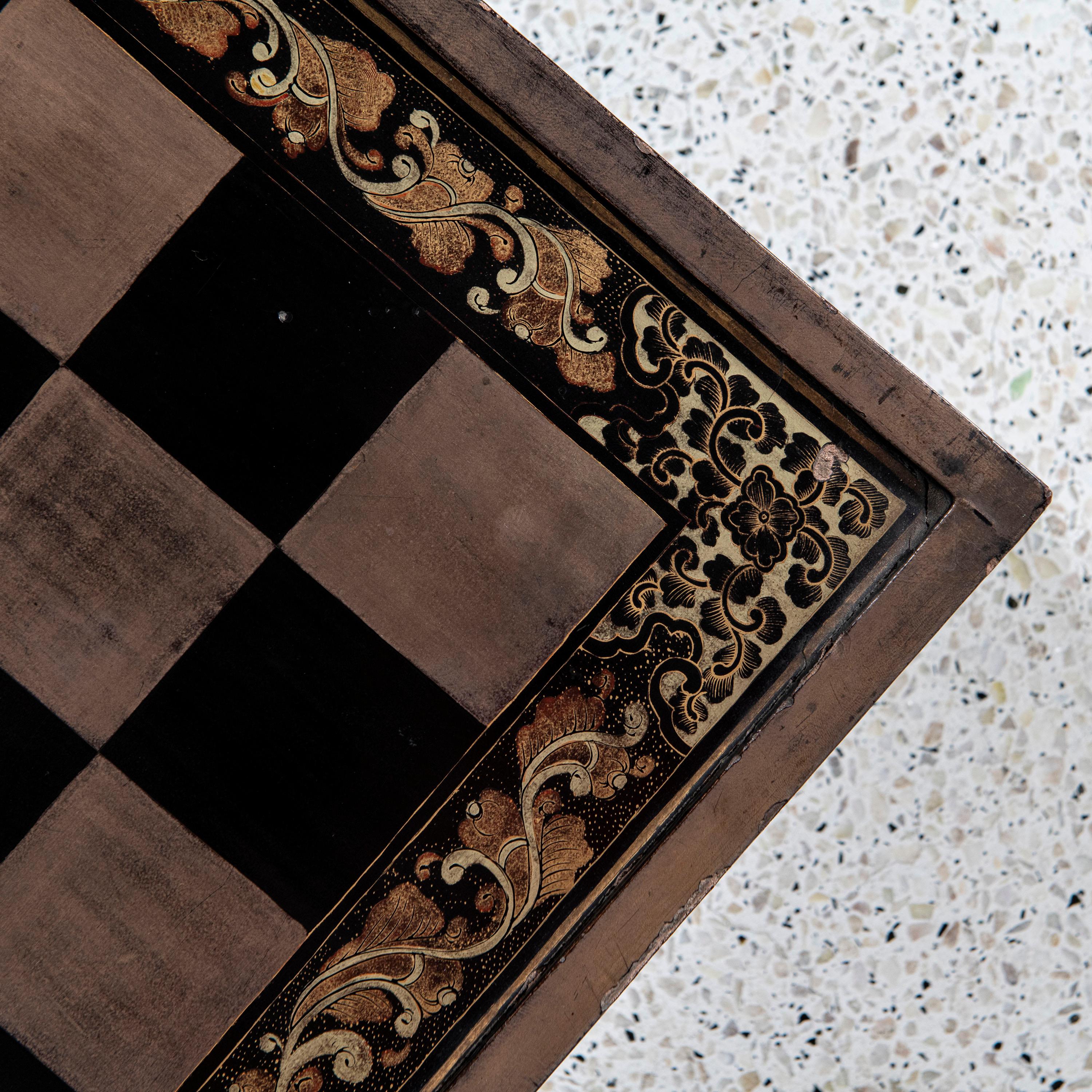 Planche en bois laqué échecs et backgammon, Chine, fin du 19e siècle. en vente 1