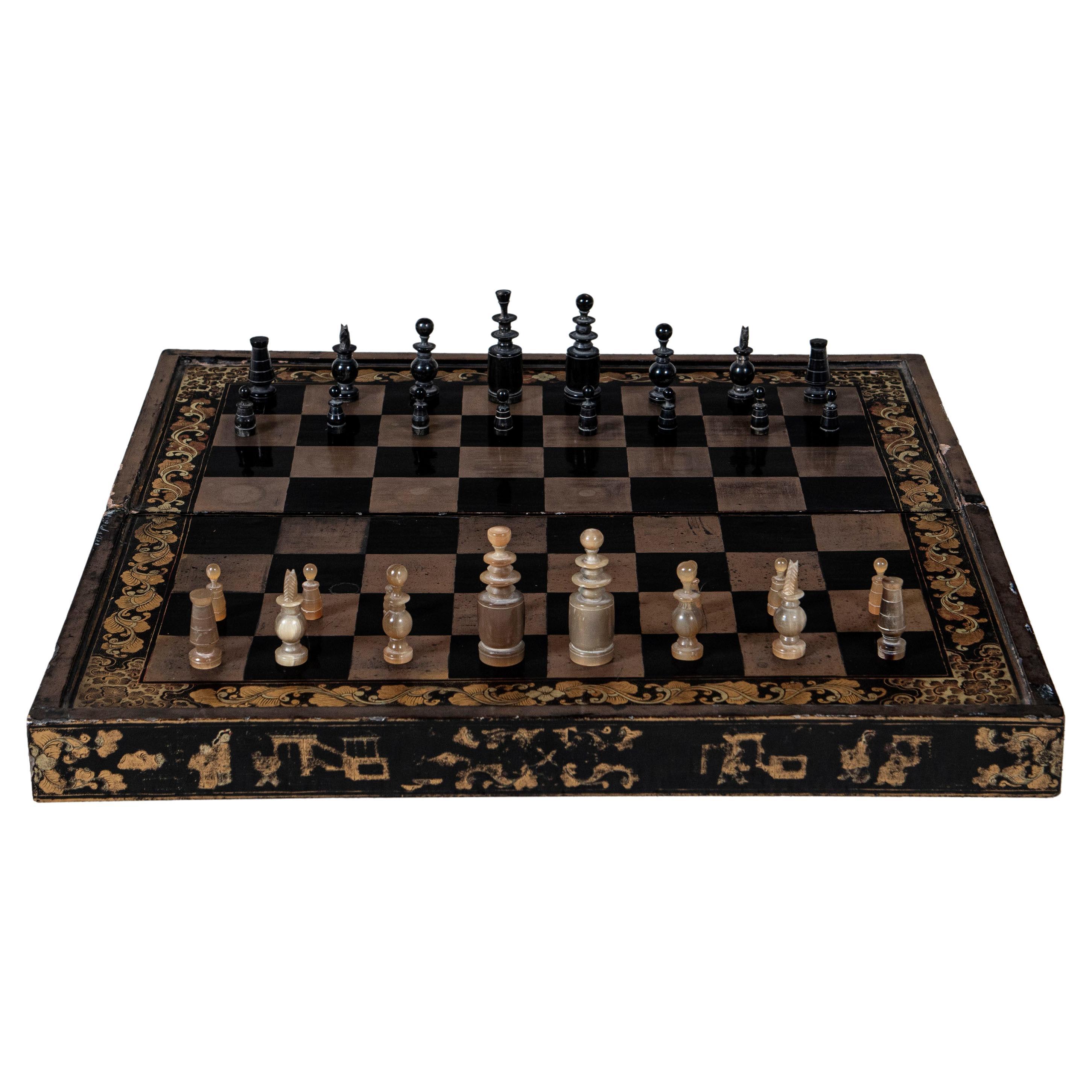 Planche en bois laqué échecs et backgammon, Chine, fin du 19e siècle.