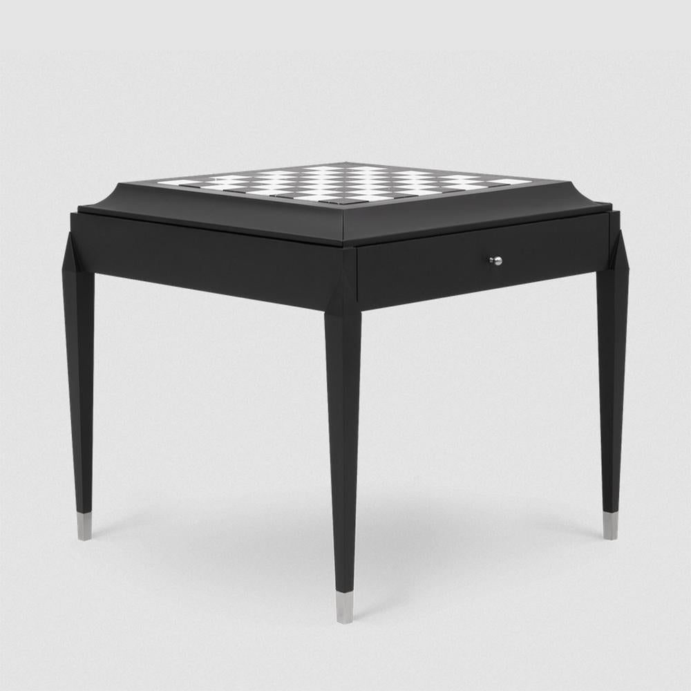Table d'appoint Chess Black avec structure en acajou massif
finition noire mate. Pieds en nickel brossé.
Avec plateau en damier en Nero Marquina et Carrara blanc 
marbre. Table d'appoint Comprend 2 tiroirs et 2 étagères.
Il comprend deux pièces de