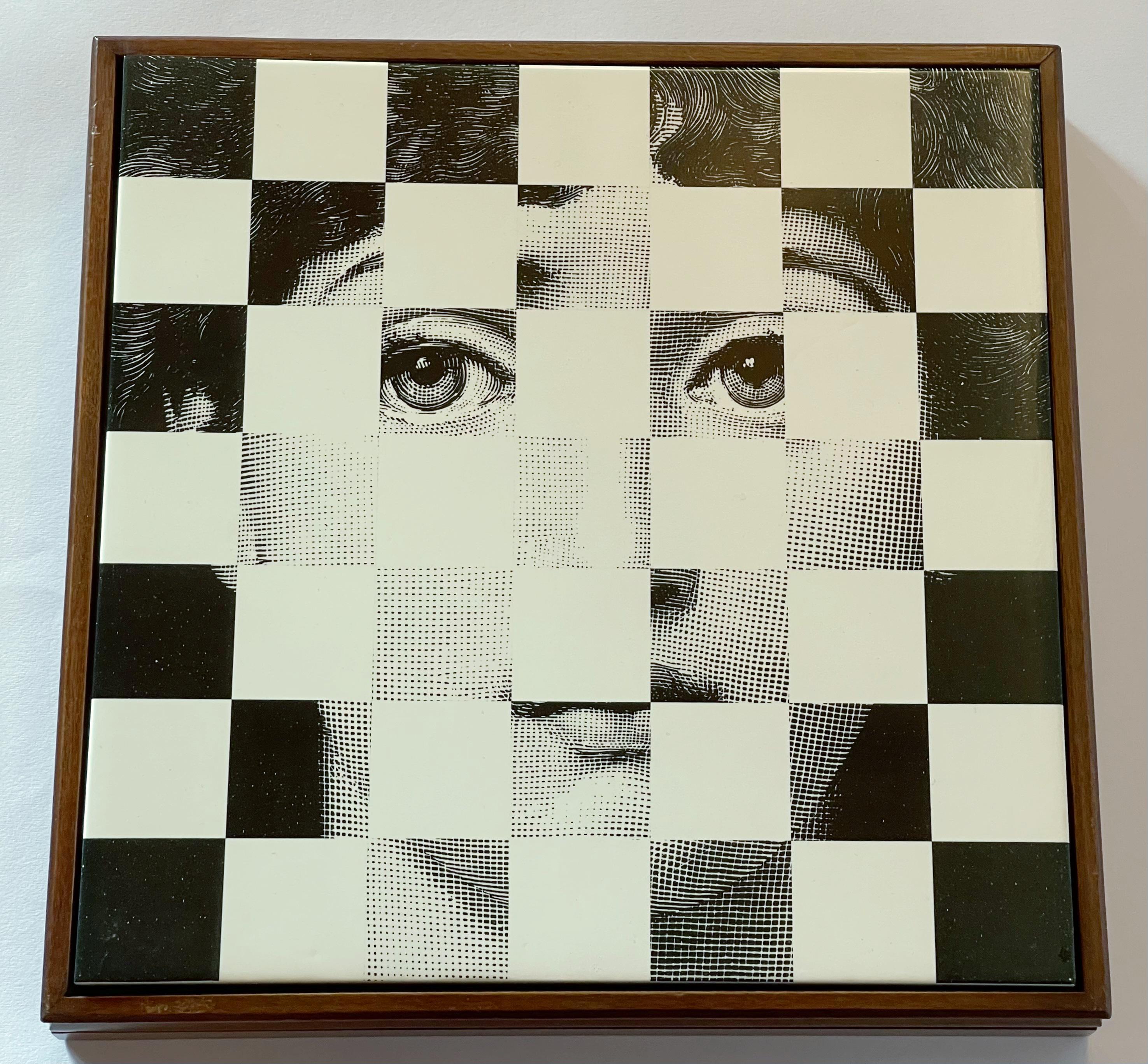 Vintage Schachbrett - Spielschachtel für Dal Negro von Piero Fornasetti, hergestellt in Italien in den 1970er Jahren. Die Box ist aus Walnussholz gefertigt und enthält ein Schachspiel, ein Damespiel, ein Kartenspiel und ein Würfelspiel. Der Deckel