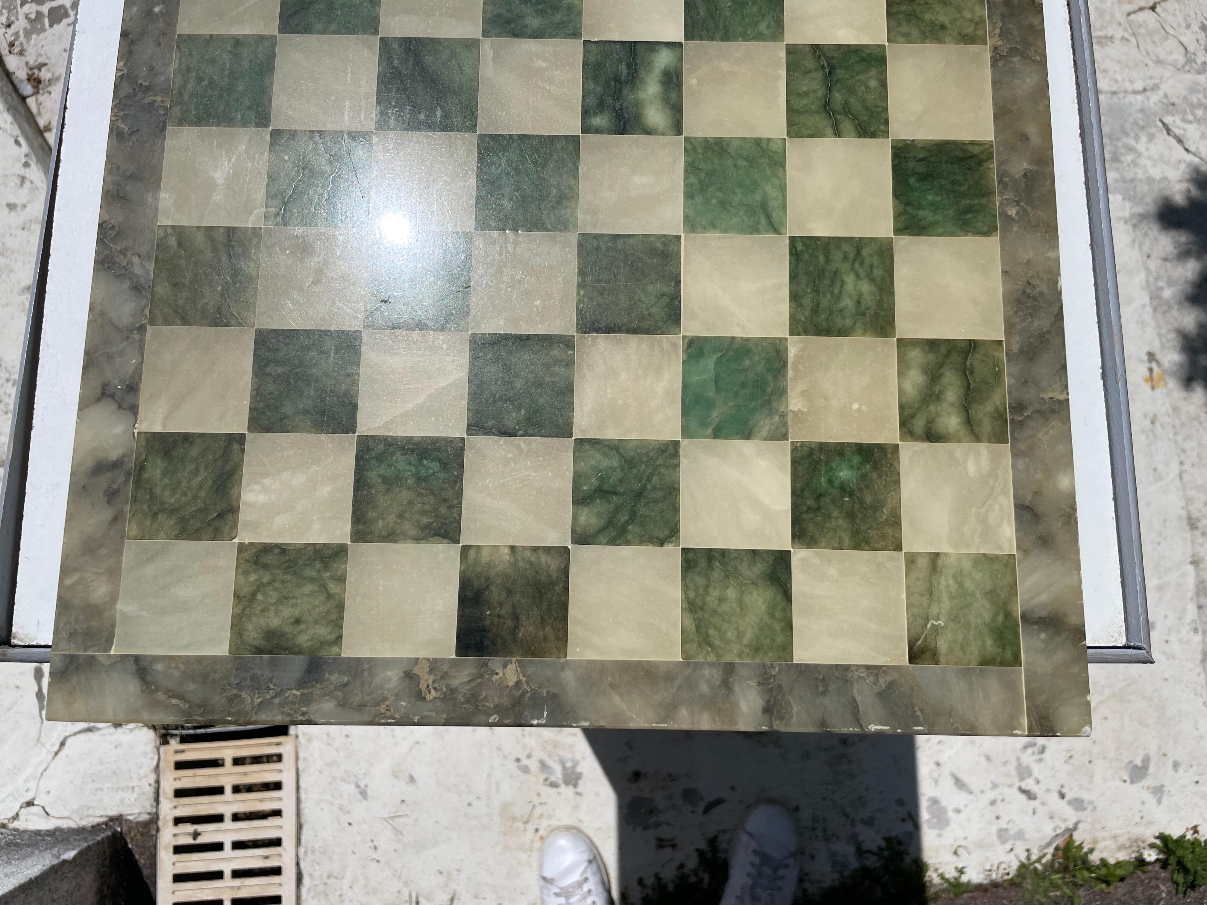 This Chess Board is from Italy, it has been made circa 1970. white and Green.
It is in Marble and onyx. With an old Patina.