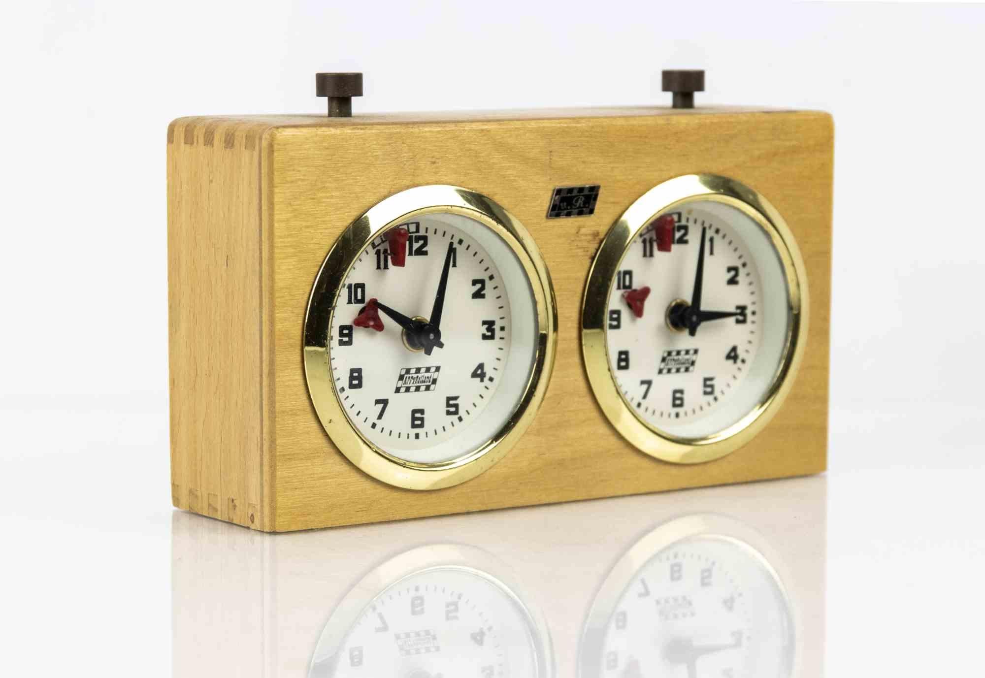 Chess Clock ist ein Designobjekt von Teodomiro Dal Negro Fabbrica Carte da Gioco S.r.l. 

Die doppelte Analoguhr aus lackiertem Holz und goldfarbenem Gehäuse ist dank der widerstandsfähigen Zahnräder und der Schnellverriegelungstasten den