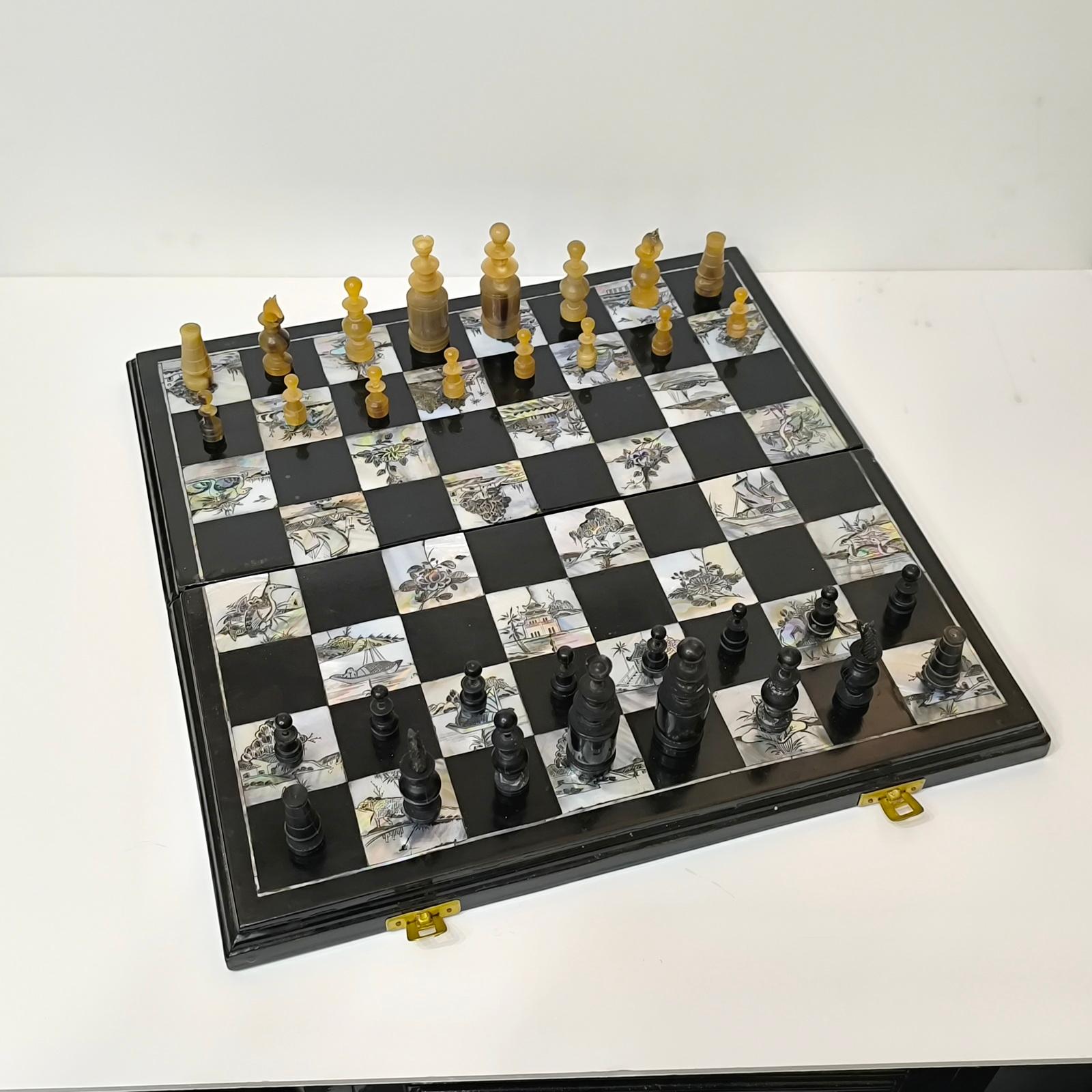 Chess Game Set with Handmade Mother-of-Pearl Inlaid Chessboard Black Lacquered In Excellent Condition For Sale In Bochum, NRW