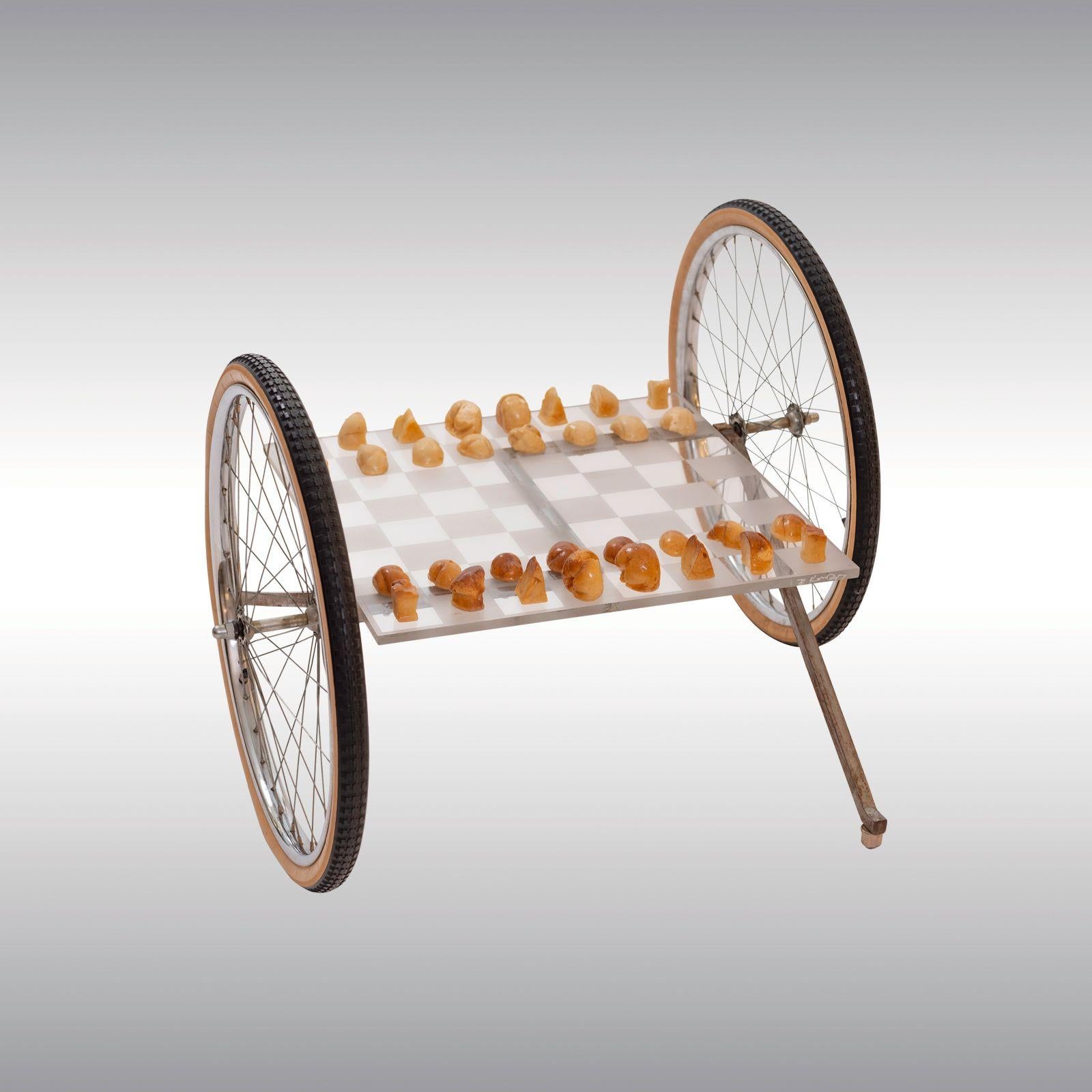 Exécution Brigitte Kowanz (pièces d'échecs) et Woka Lamps VIENNA (voiture et plateau) Pièces d'échecs en rouleaux de kaiser, sculptées et recouvertes d'acrylique, voiture en roues de bicyclette, cadre en fer, panneau acrylique gravé, signé :