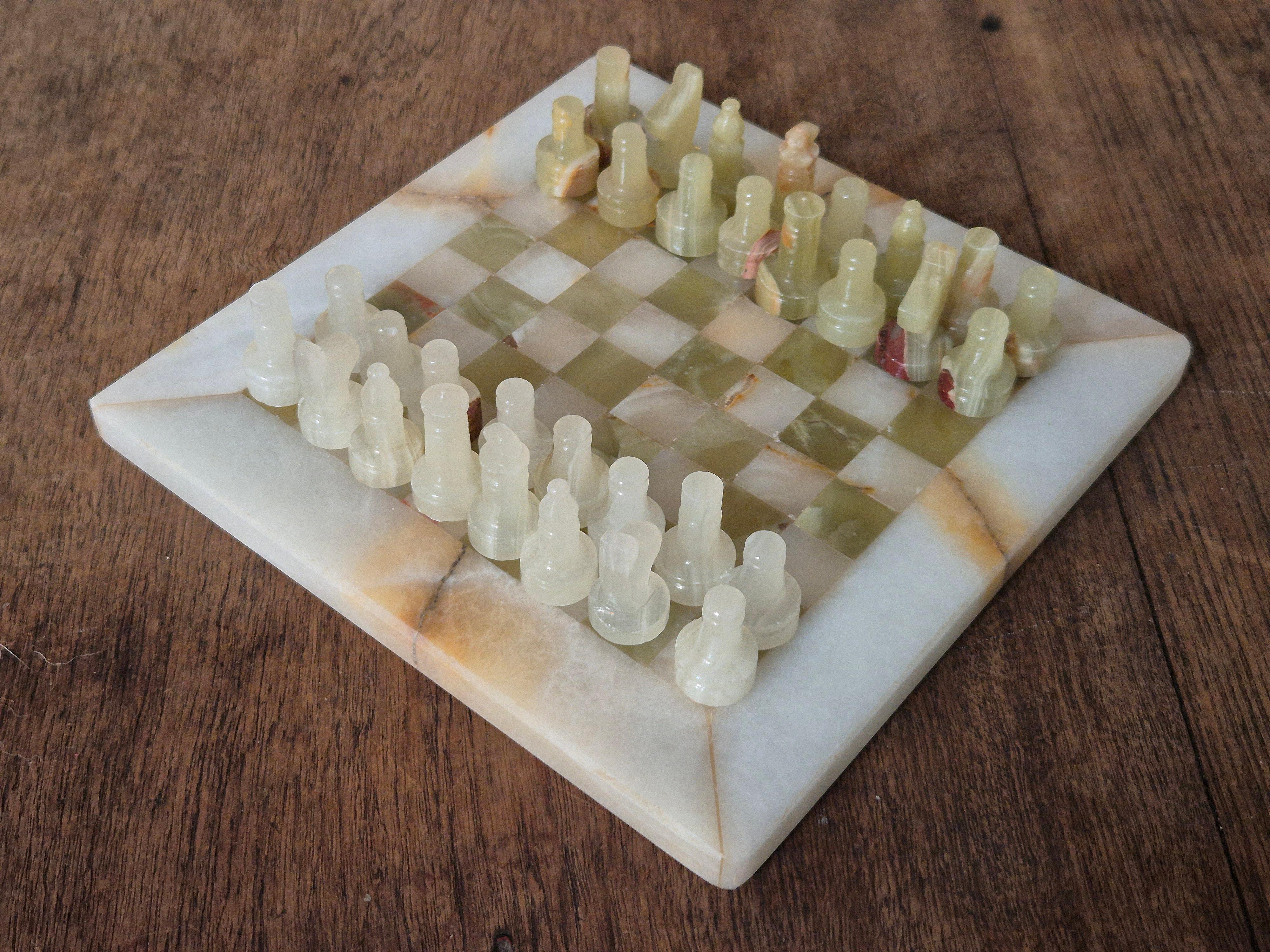 Juego de ajedrez decorativo de ónice, de los años setenta, probablemente fabricado en Italia. 
La altura de la pieza más alta es de unos 3 cm.

En buen estado, signos menores/normales de edad y desgaste. 