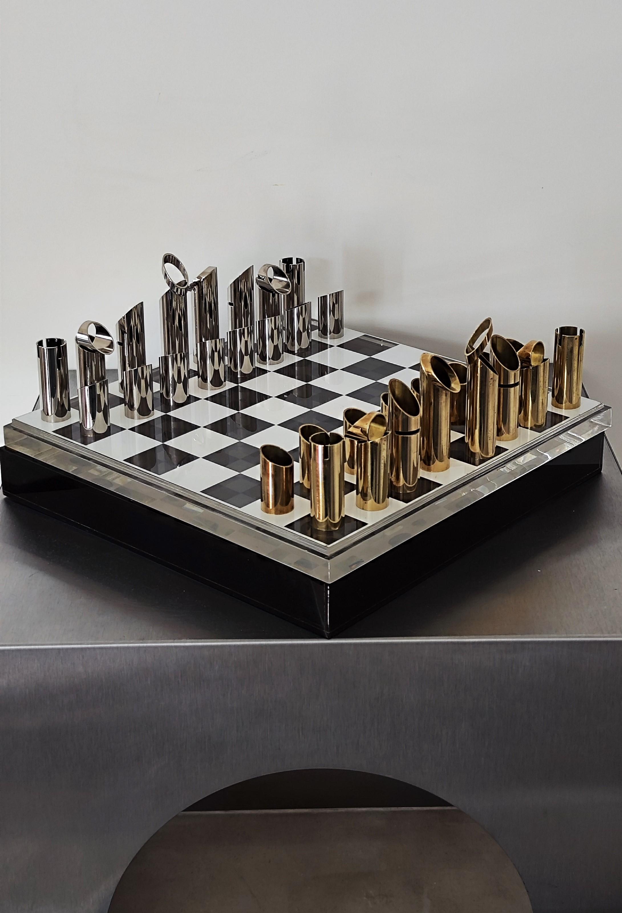 Chess set and board/base.
.
Mario VenChess set and board, 1970 / 1980.
.
Plexiglas top, polished steel and bronze parts.
.
Superb condition, unique design.
.
Dimensions :

Plateau :
32 cm square per side,
6 cm in height.

Pieces :
From 4cm to