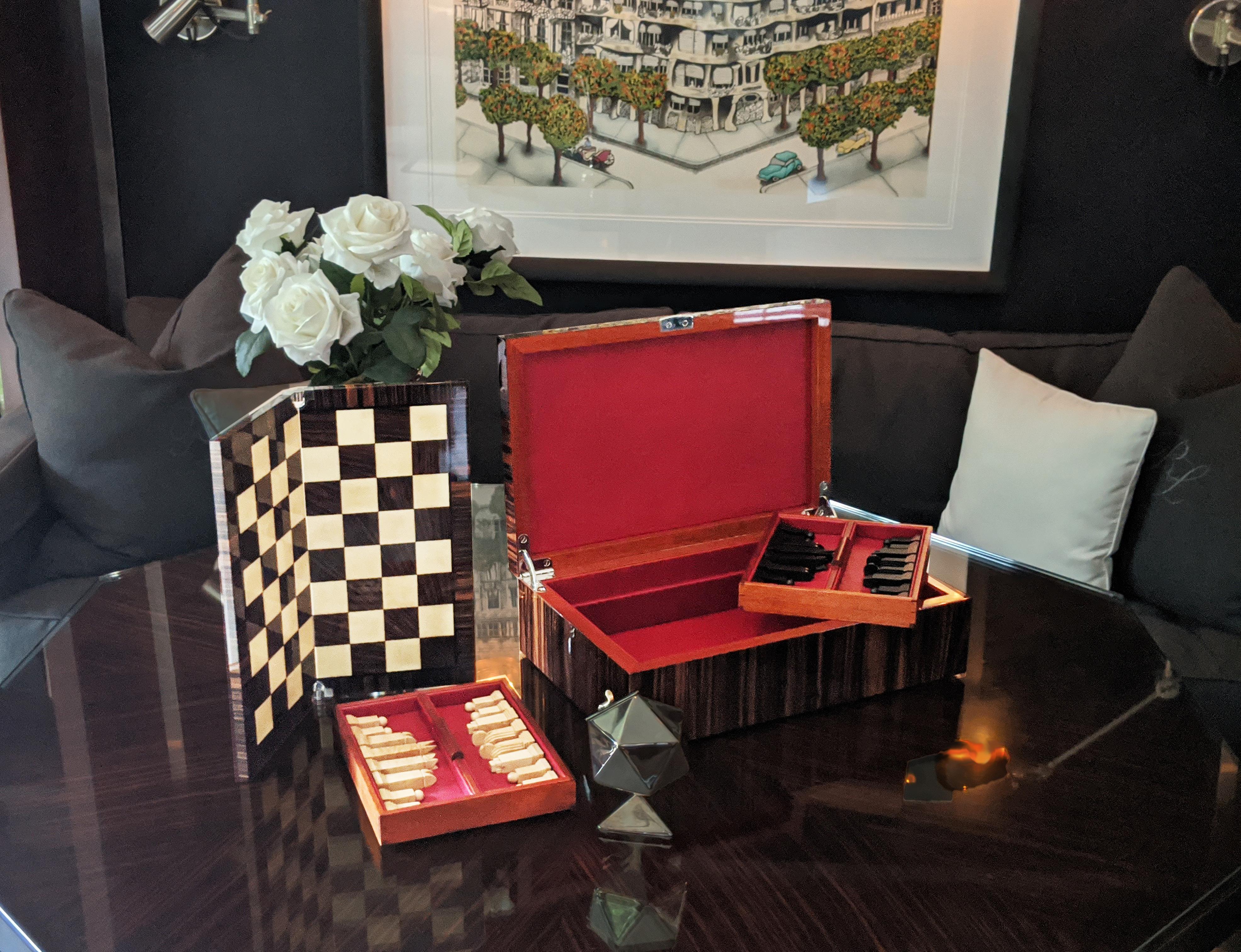 Jeu d'échecs - échiquier, boîte et pièces en ébène et érable massif faites à la main 

Une création unique et éblouissante de la Collection S de Boucher & Co créée avec une attention méticuleuse aux détails dans les salles de travail de Toowoomba en