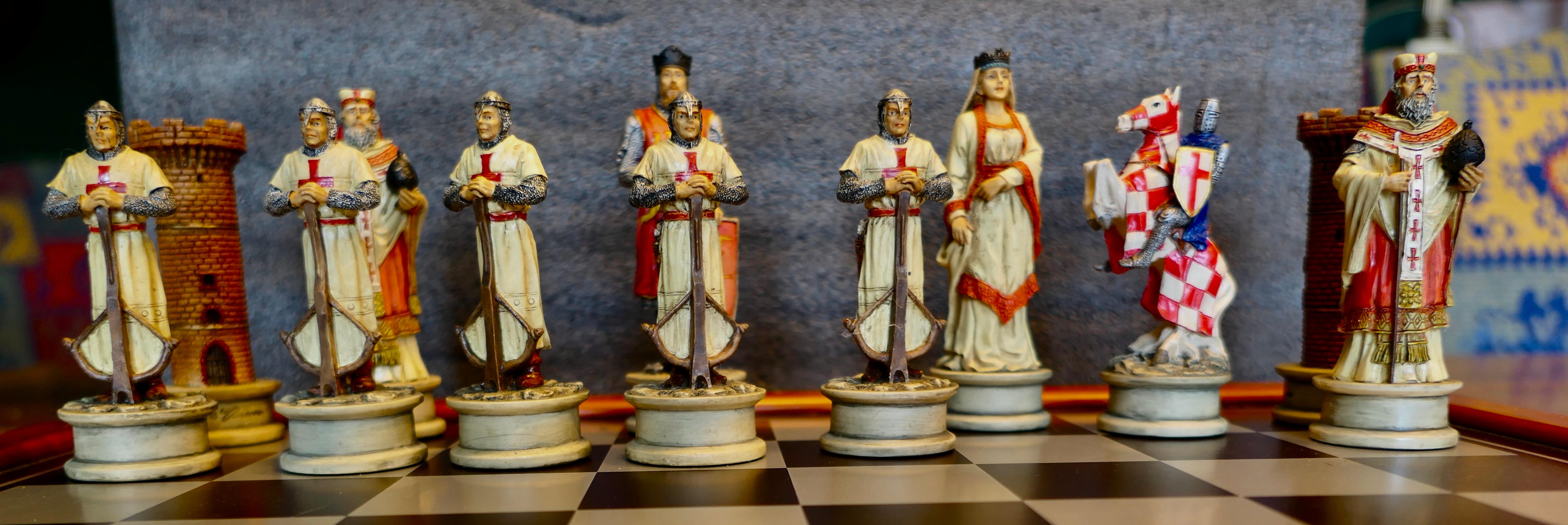Ensemble d'échecs avec Crusader et figures de Saracen  Un point de vue intéressant sur le jeu   en vente 3