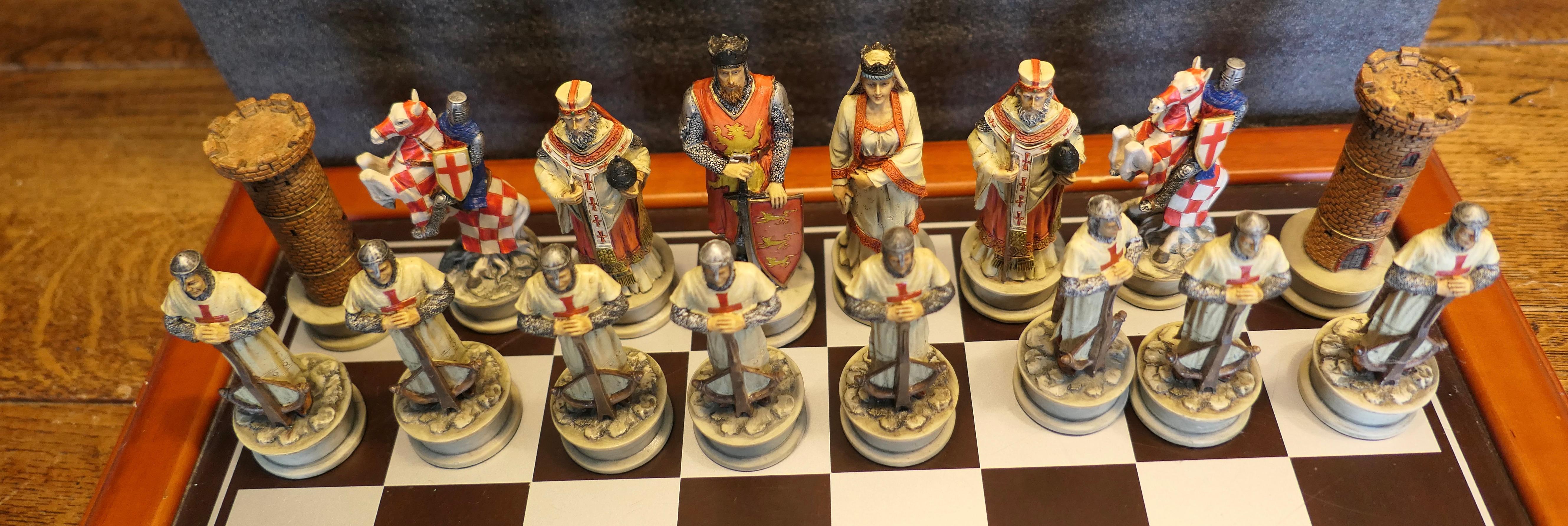 Artisanat Ensemble d'échecs avec Crusader et figures de Saracen  Un point de vue intéressant sur le jeu   en vente