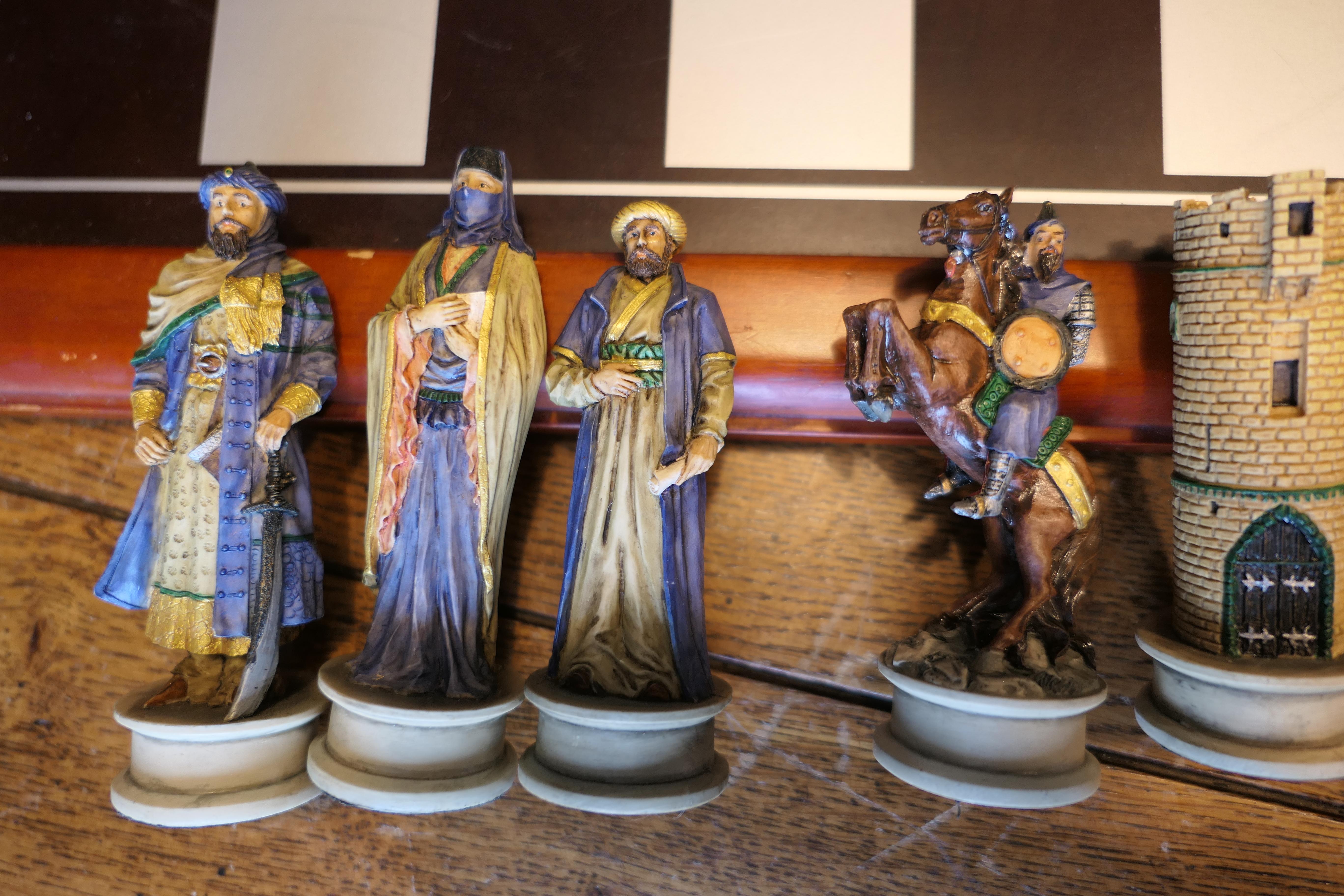 Chess Set with Crusader and Saracen Figures  An interesting slant on the game   In Good Condition For Sale In Chillerton, Isle of Wight