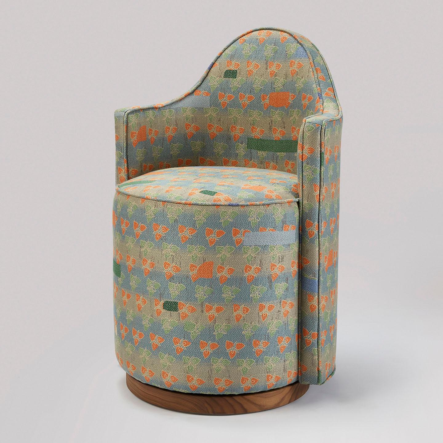 Inspirada en las formas distintivas de las piezas de ajedrez, la Silla Giratoria Ajedrez se ha creado como la silla ideal para las noches de juego. Su diseño robusto pero cómodo, que reproduce las proporciones de las piezas de ajedrez, te garantiza