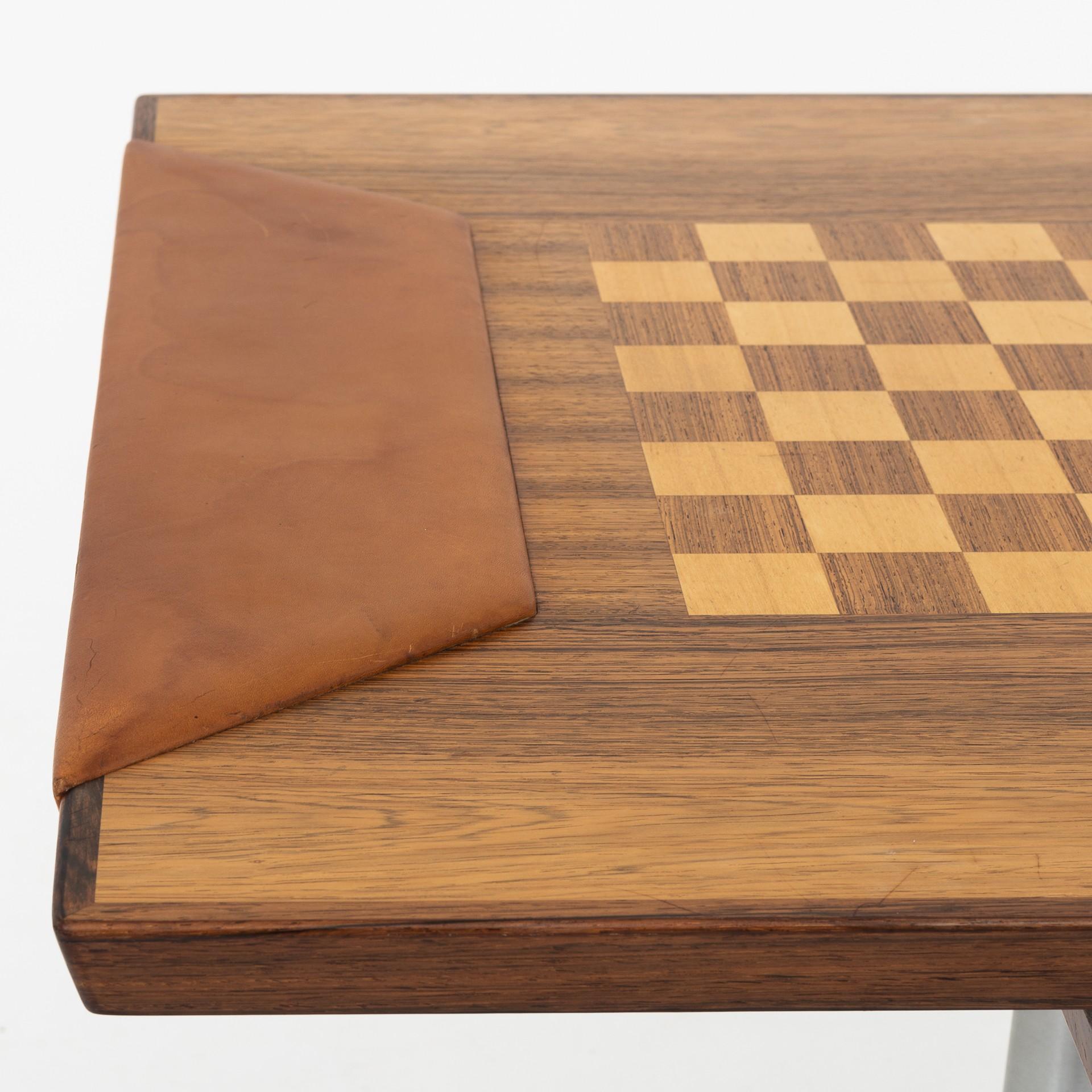 Chess table in rosewood and ash with natural leather on base of aluminium. Maker France & Son.