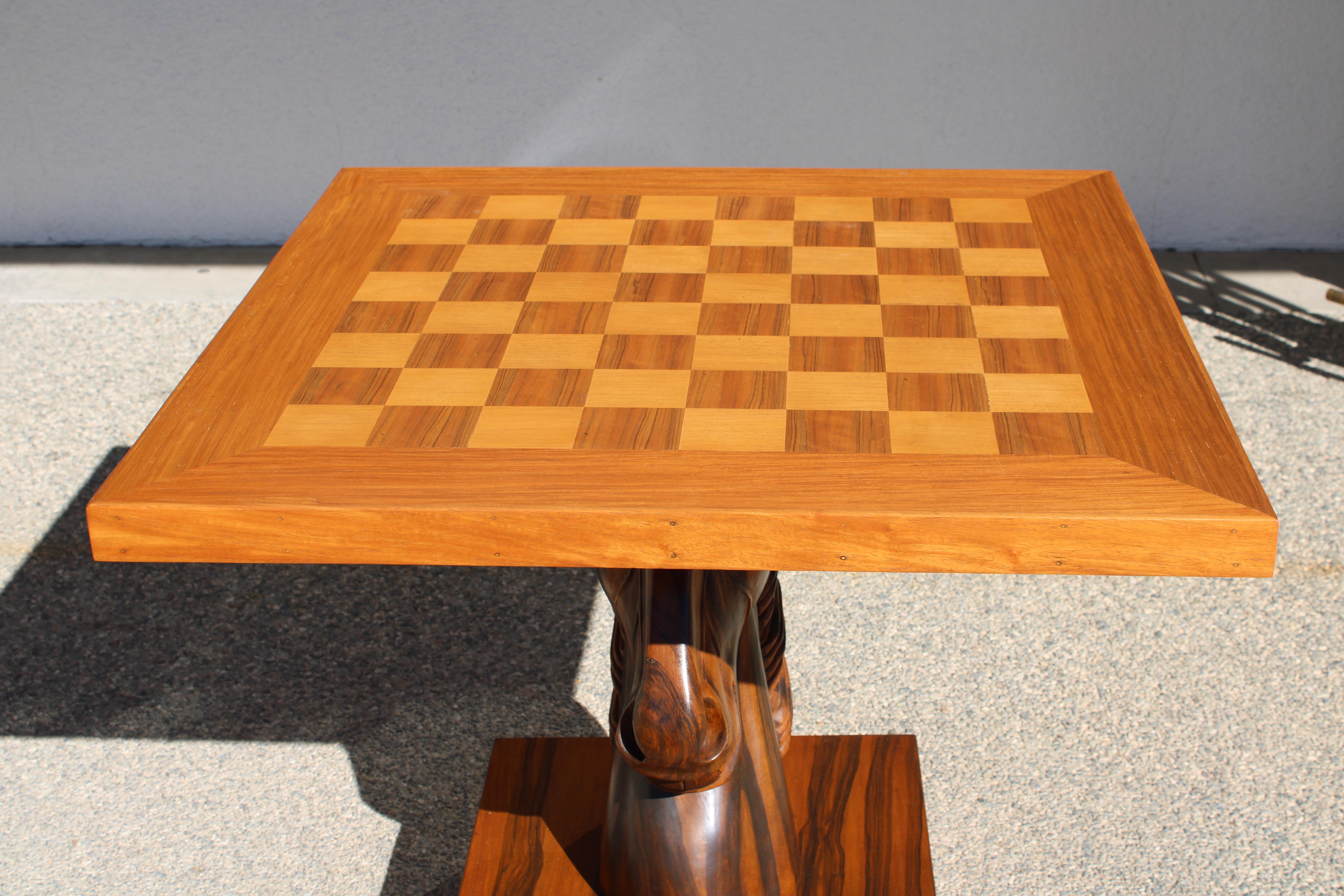 Table d'échecs complète avec pièces d'échecs.  La base et le plateau de la table ont été professionnellement remis à neuf.  Le plateau mesure 31,75