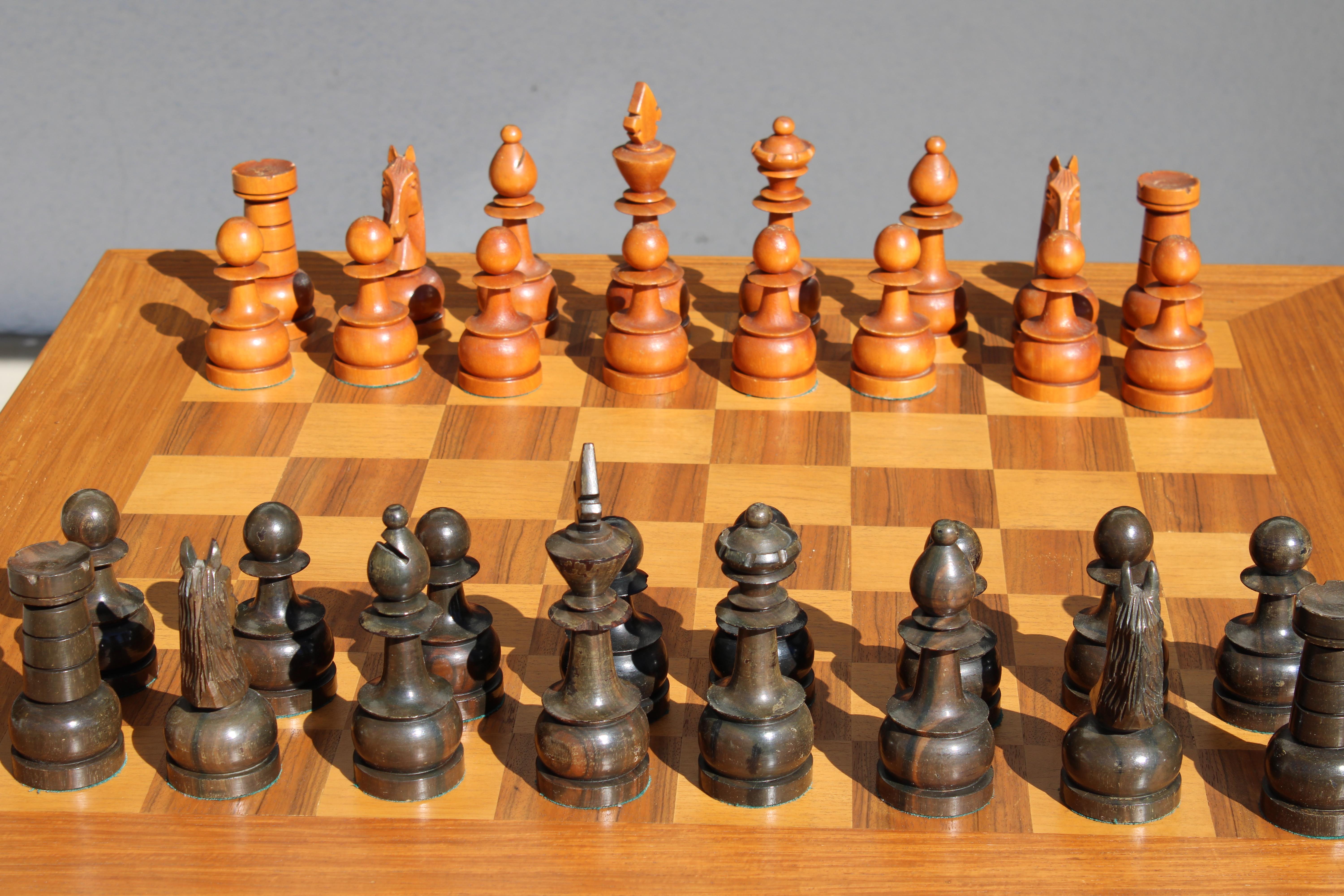 Américain Table d'échecs avec base en tête de cheval, ensemble complet en vente