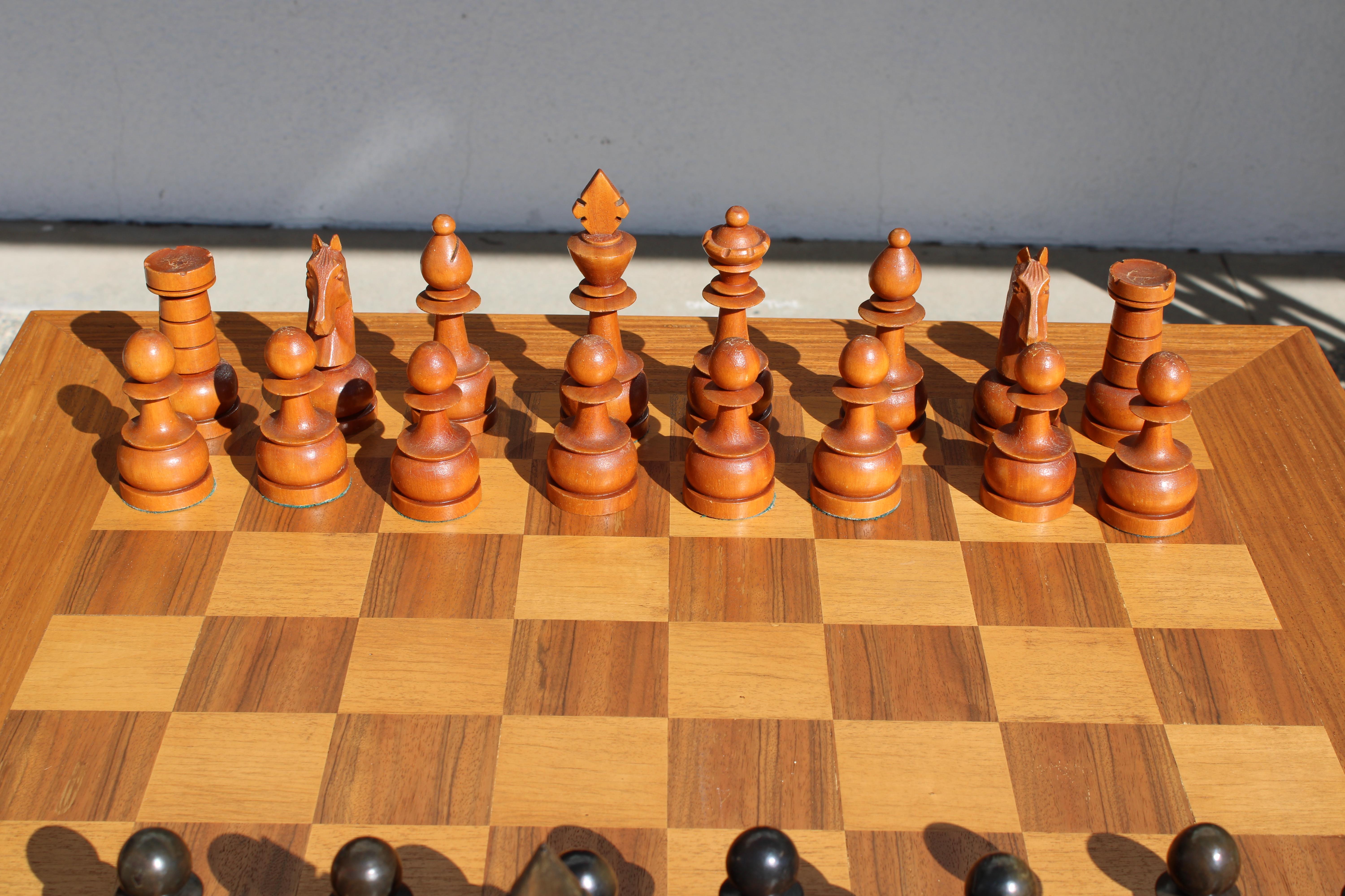 Table d'échecs avec base en tête de cheval, ensemble complet Bon état - En vente à Palm Springs, CA