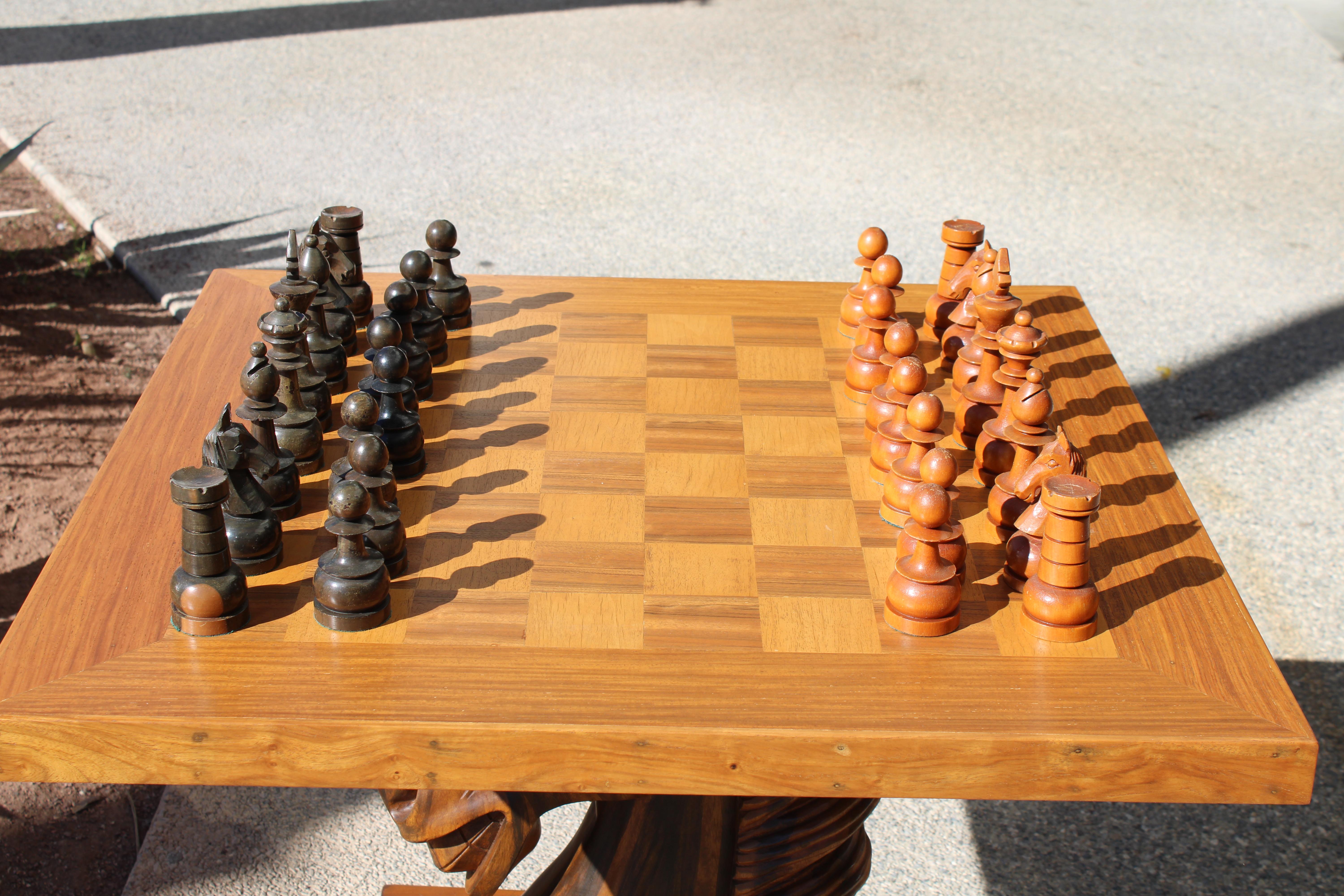 Bois Table d'échecs avec base en tête de cheval, ensemble complet en vente
