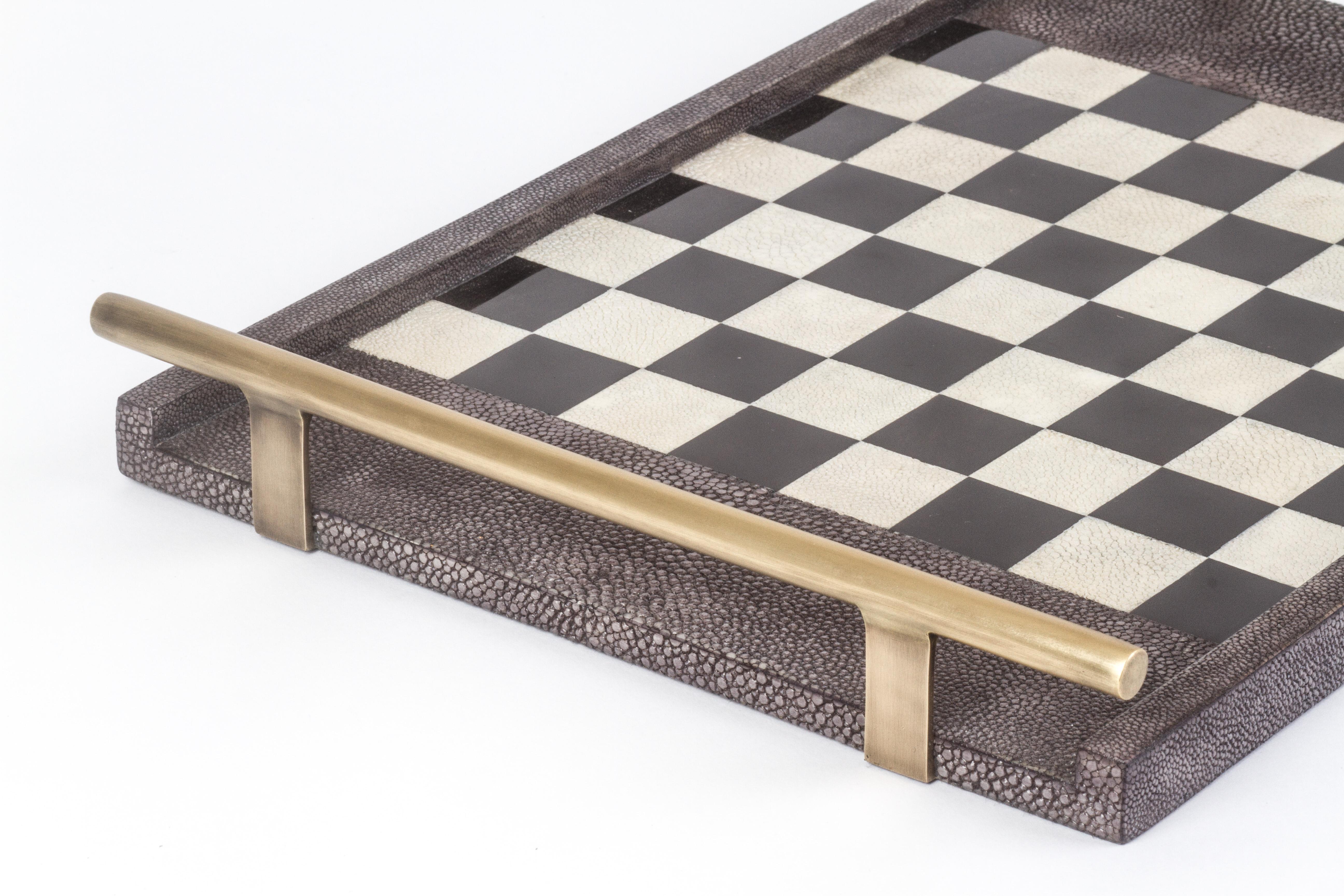 Plateau d'échecs en galuchat, coquillage et laiton patiné bronze de Kifu Paris Neuf - En vente à New York, NY