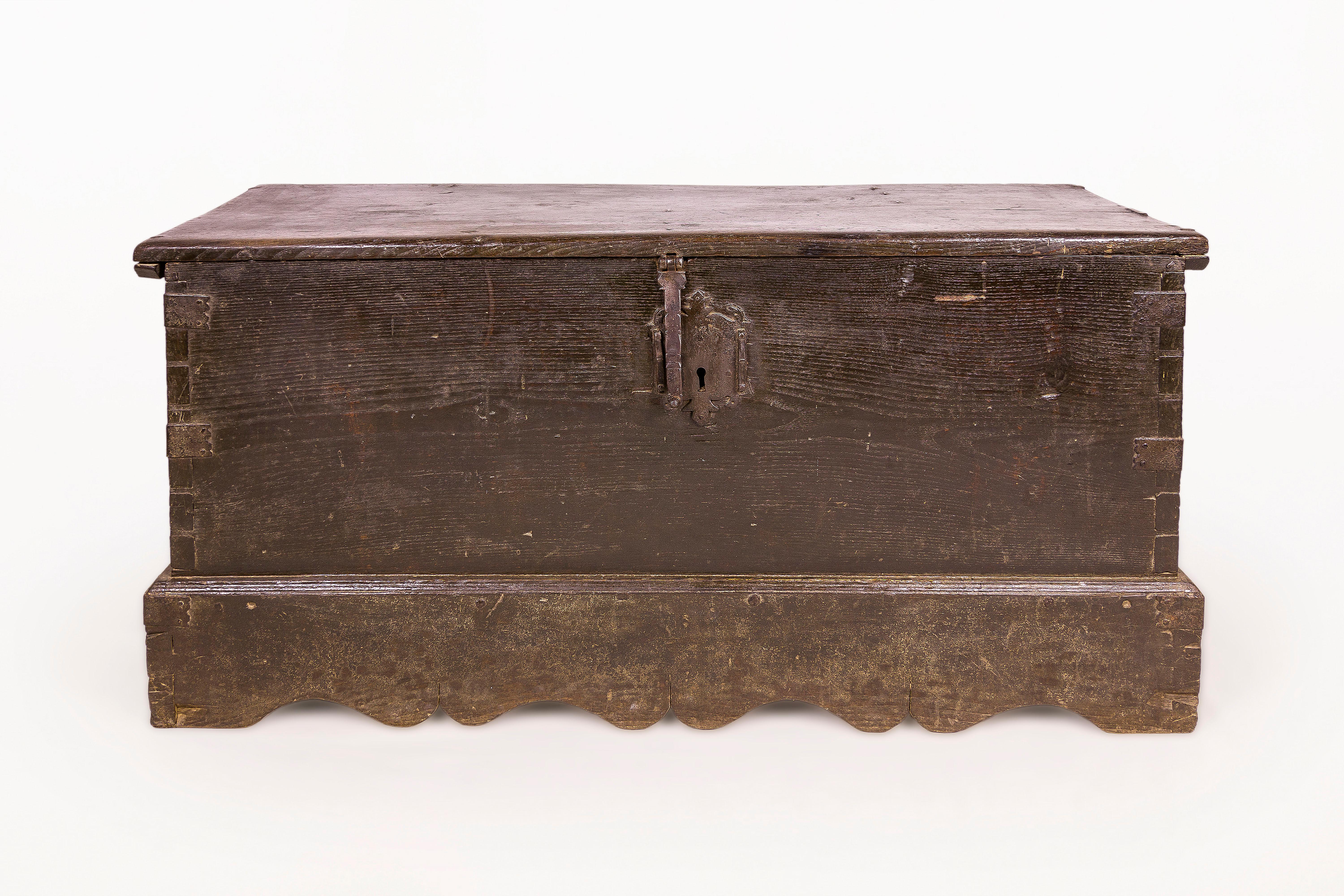 Cassapanca spagnola del XVII secolo
Petto di castagno.
Non sono necessari restauri.
Patina originale.
Lavori in ferro originali: Maniglie, cerniere, serratura
XVII secolo, Spagna.
Condizioni vintage.
