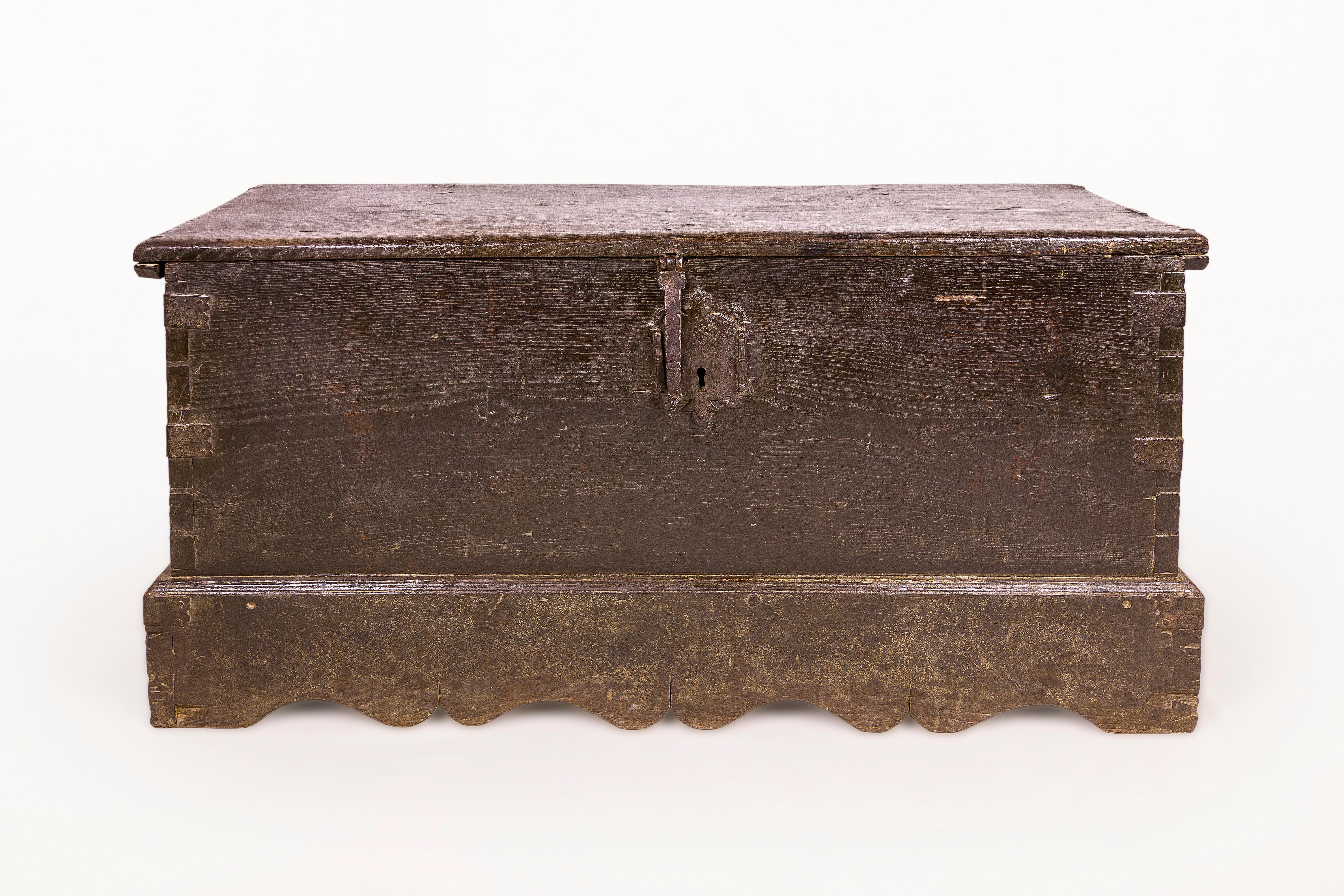 17th century Spanish wooden chest
Chestnut chest.
No restorations needed.
Original patina.
Original iron work: Handles; hinges; lock
17th century, Spain.
Vintage condition.