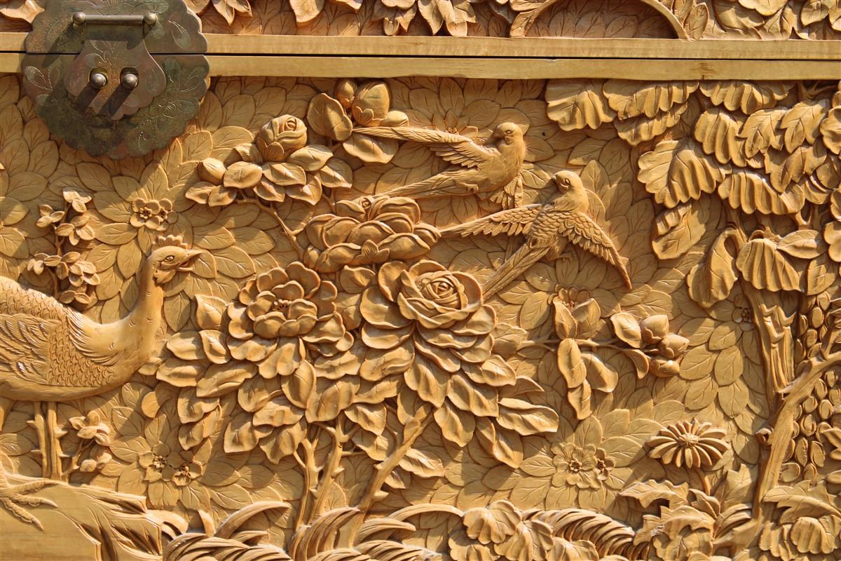 Kommode 1930 Asiatisch Holz geschnitzt vollständig von Hand Vögeln Pfingstrosenblüte Ahornbaum (Chinesisch) im Angebot