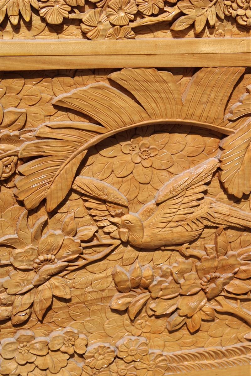 Kommode 1930 Asiatisch Holz geschnitzt vollständig von Hand Vögeln Pfingstrosenblüte Ahornbaum im Angebot 1
